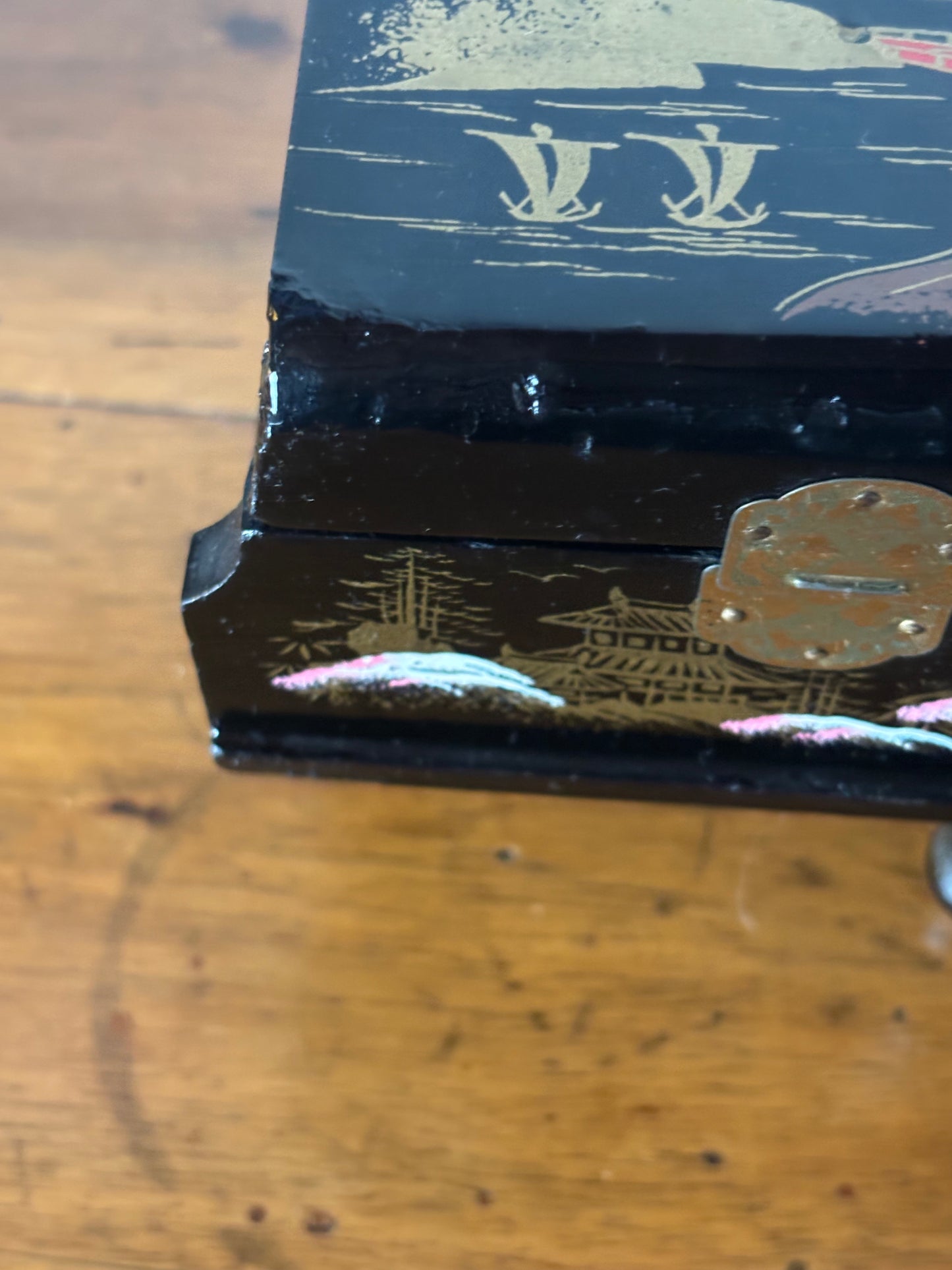 Portagioie giapponese a forma di pianoforte con decorazione multicolore