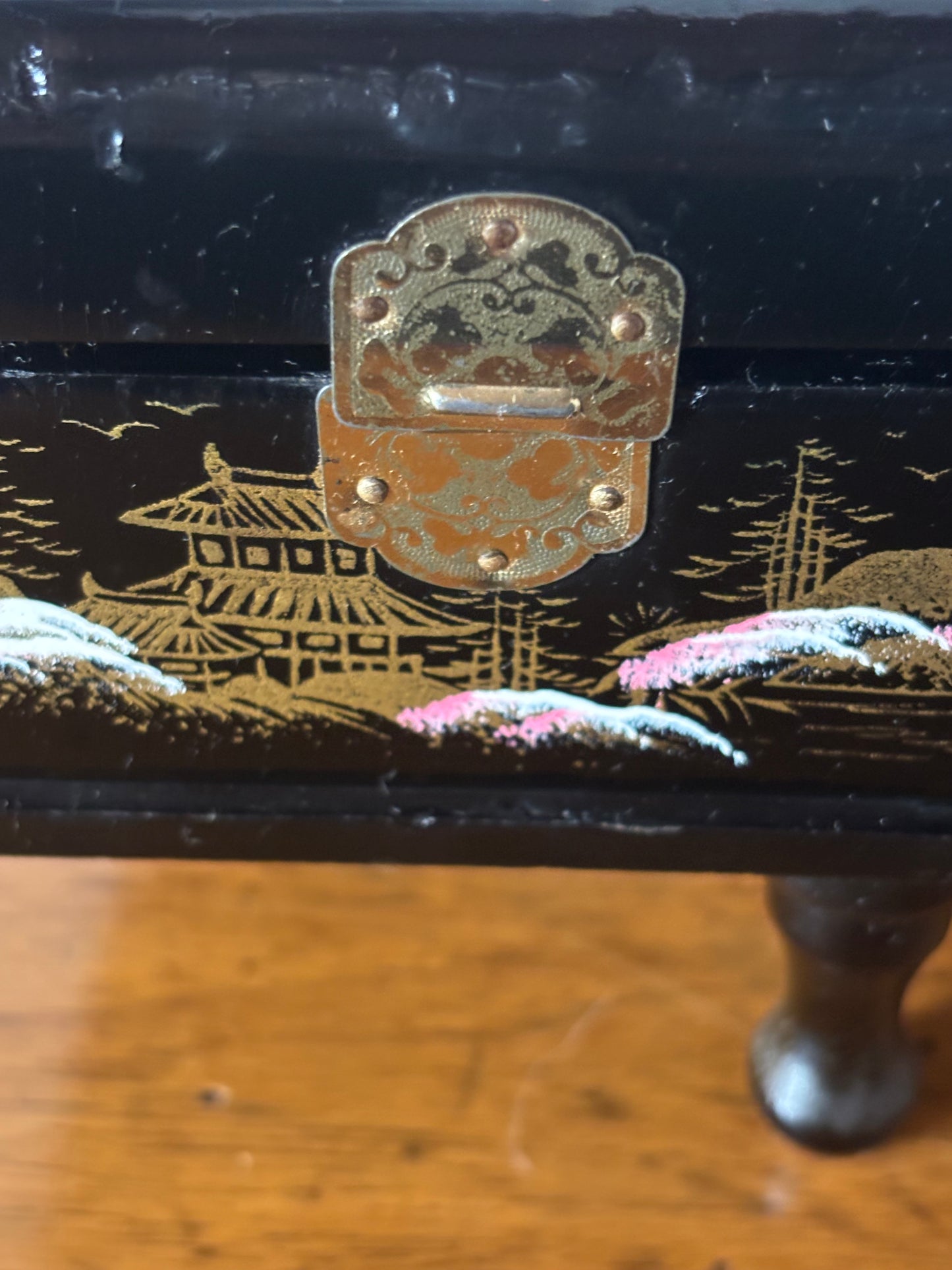 Portagioie giapponese a forma di pianoforte con decorazione multicolore
