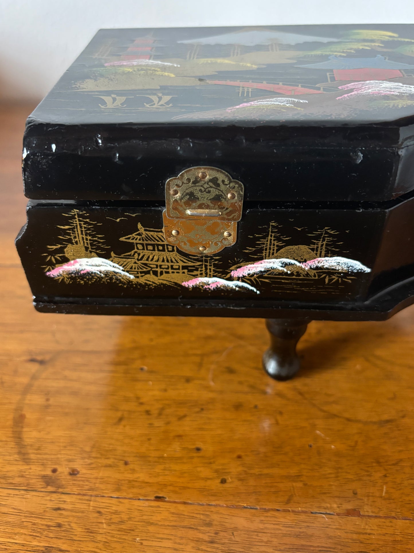 Portagioie giapponese a forma di pianoforte con decorazione multicolore