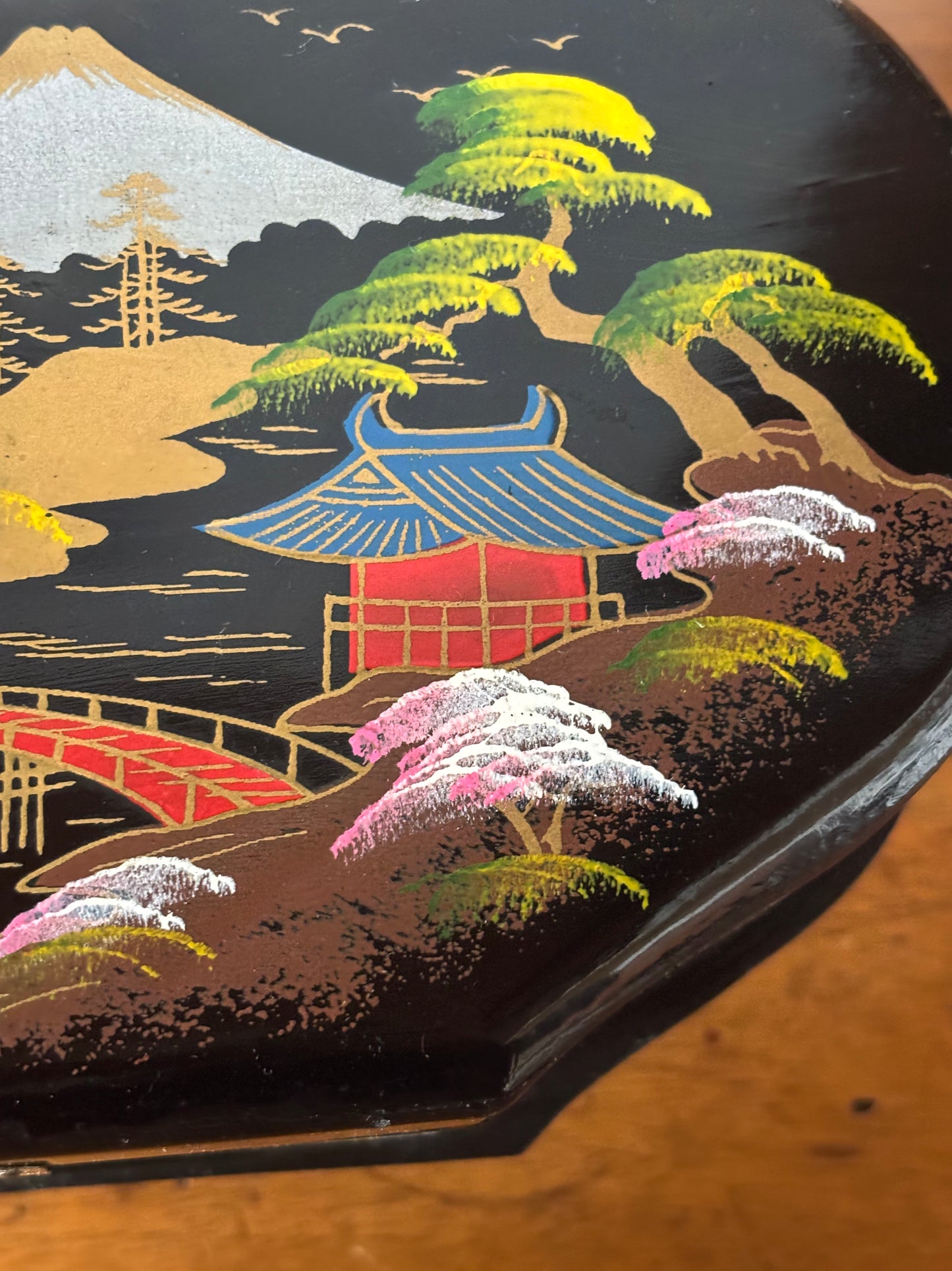Portagioie giapponese a forma di pianoforte con decorazione multicolore