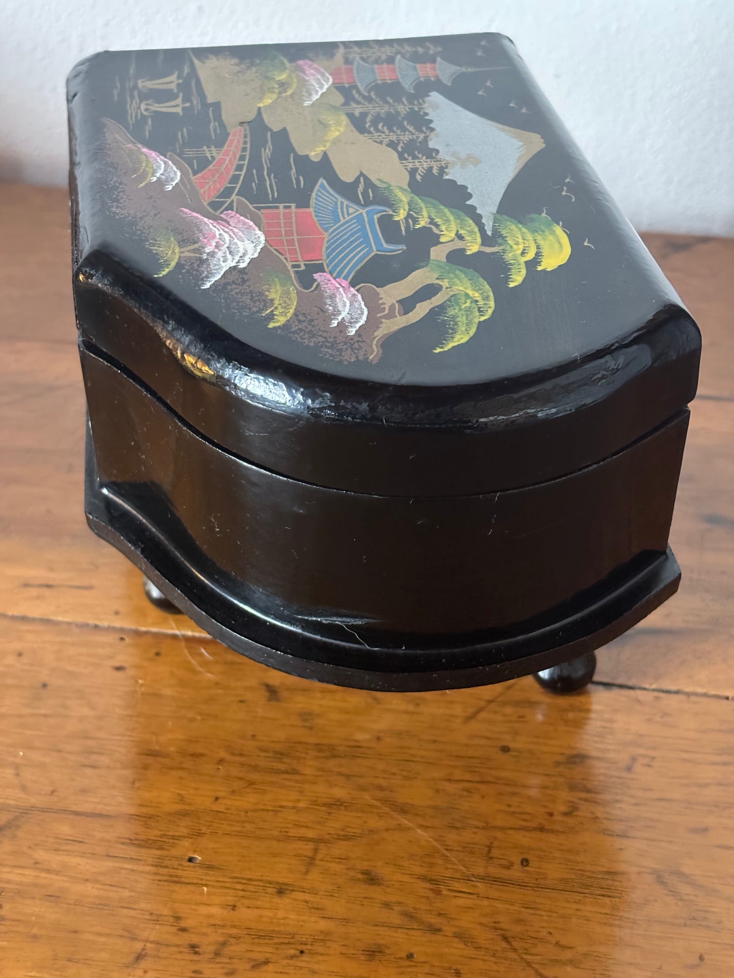 Portagioie giapponese a forma di pianoforte con decorazione multicolore