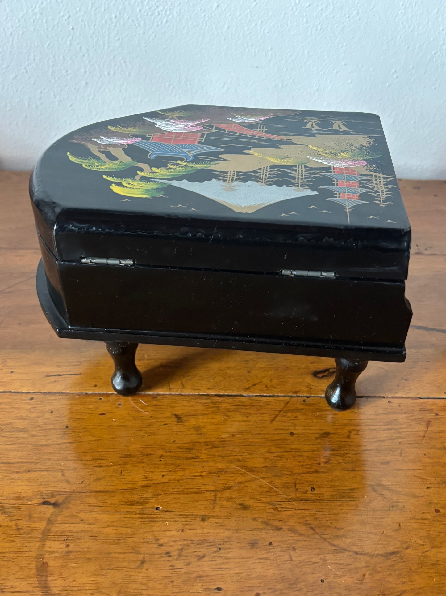 Portagioie giapponese a forma di pianoforte con decorazione multicolore
