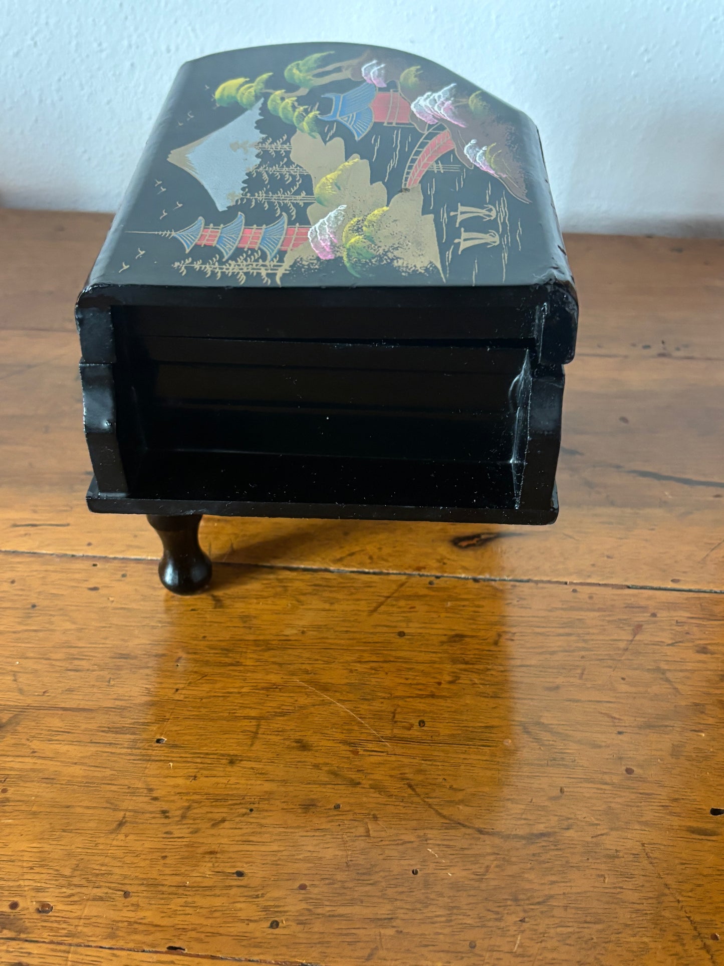 Portagioie giapponese a forma di pianoforte con decorazione multicolore