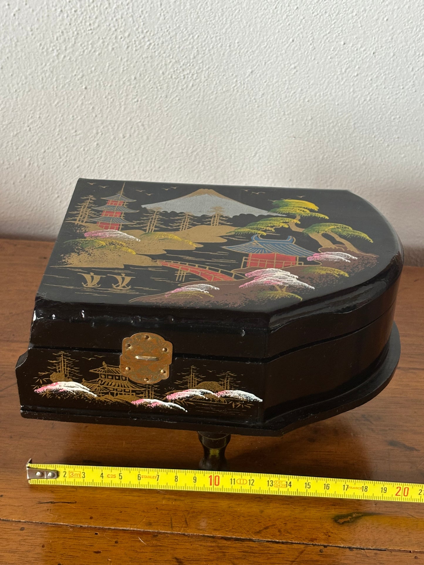Portagioie giapponese a forma di pianoforte con decorazione multicolore