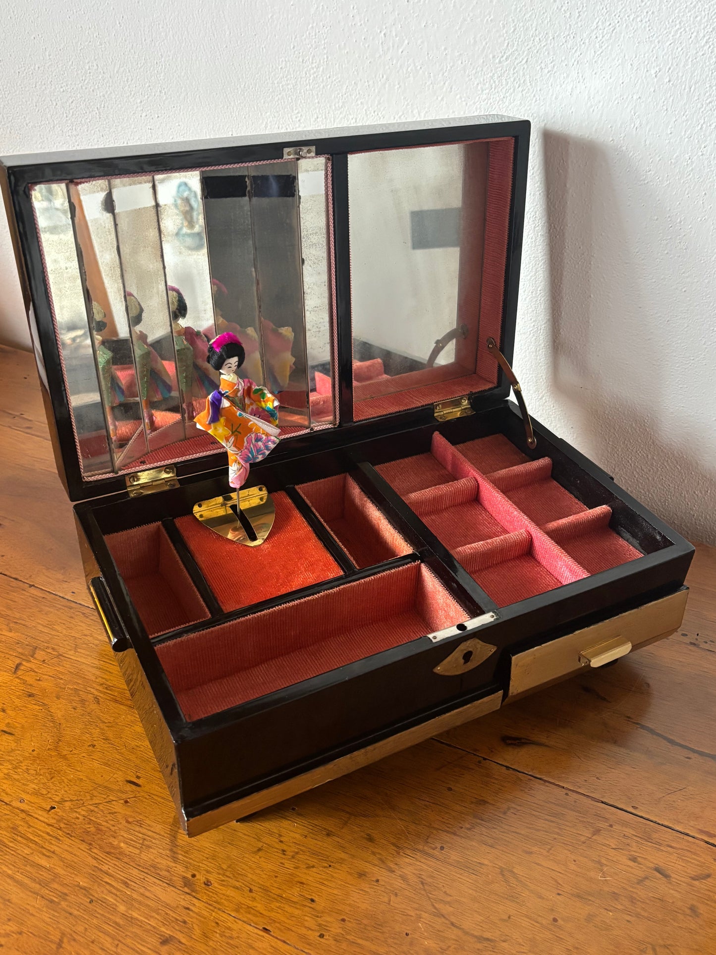 Large Japanese jewelry box with working music box and dancing geisha