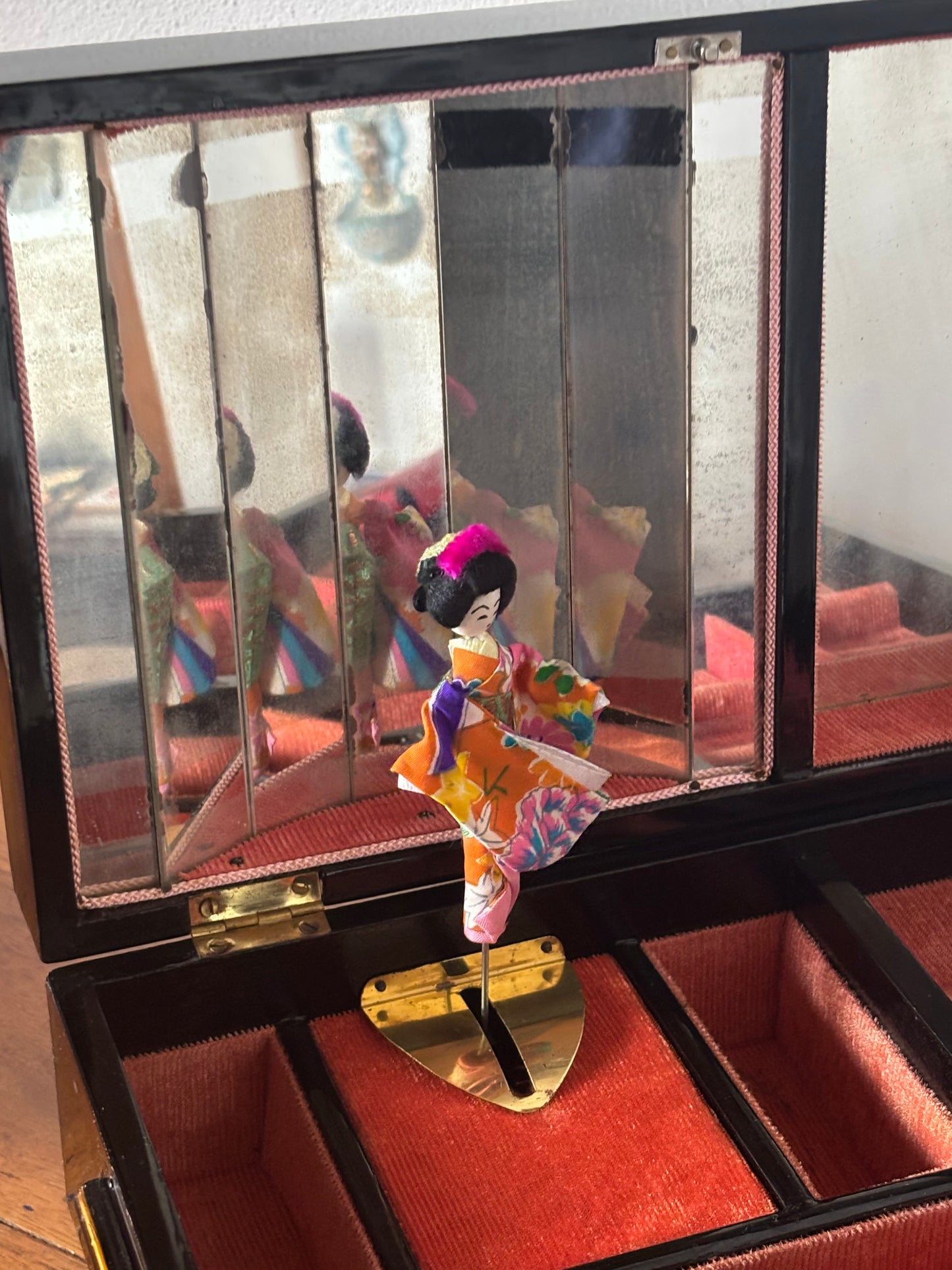 Large Japanese jewelry box with working music box and dancing geisha