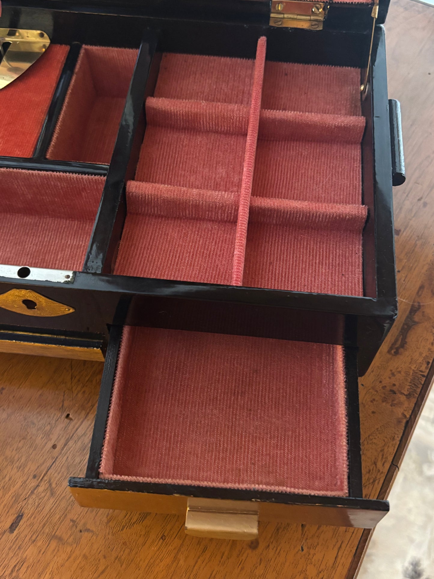 Large Japanese jewelry box with working music box and dancing geisha