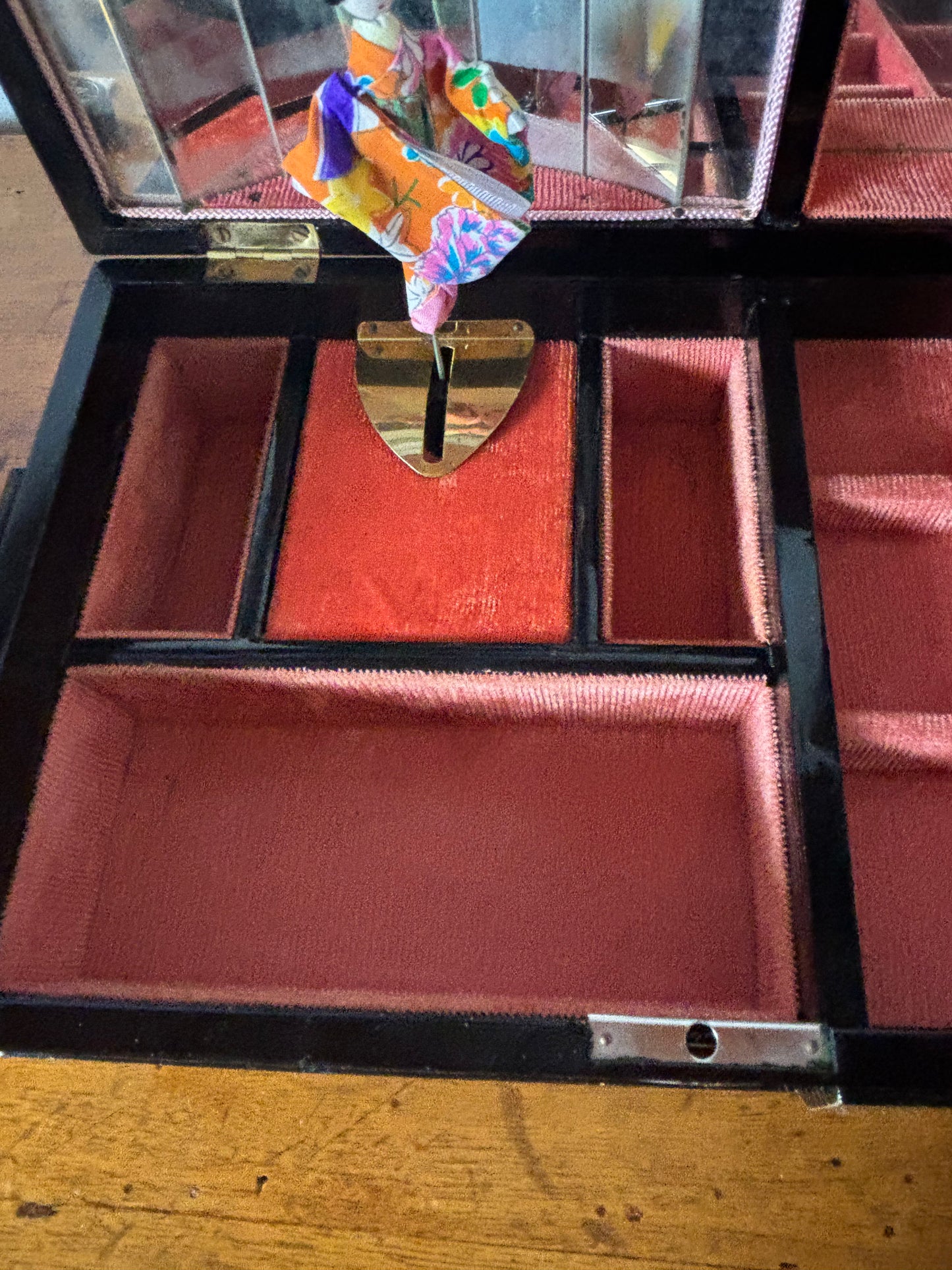 Large Japanese jewelry box with working music box and dancing geisha