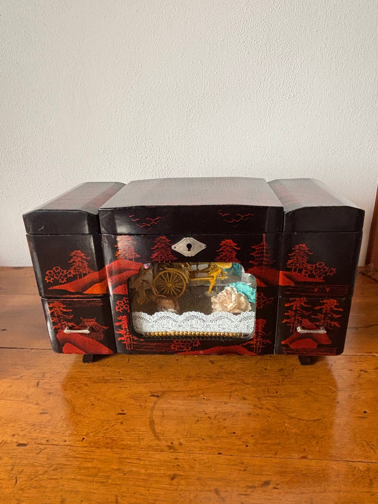 Japanese jewelry box with illuminated rickshaw scene