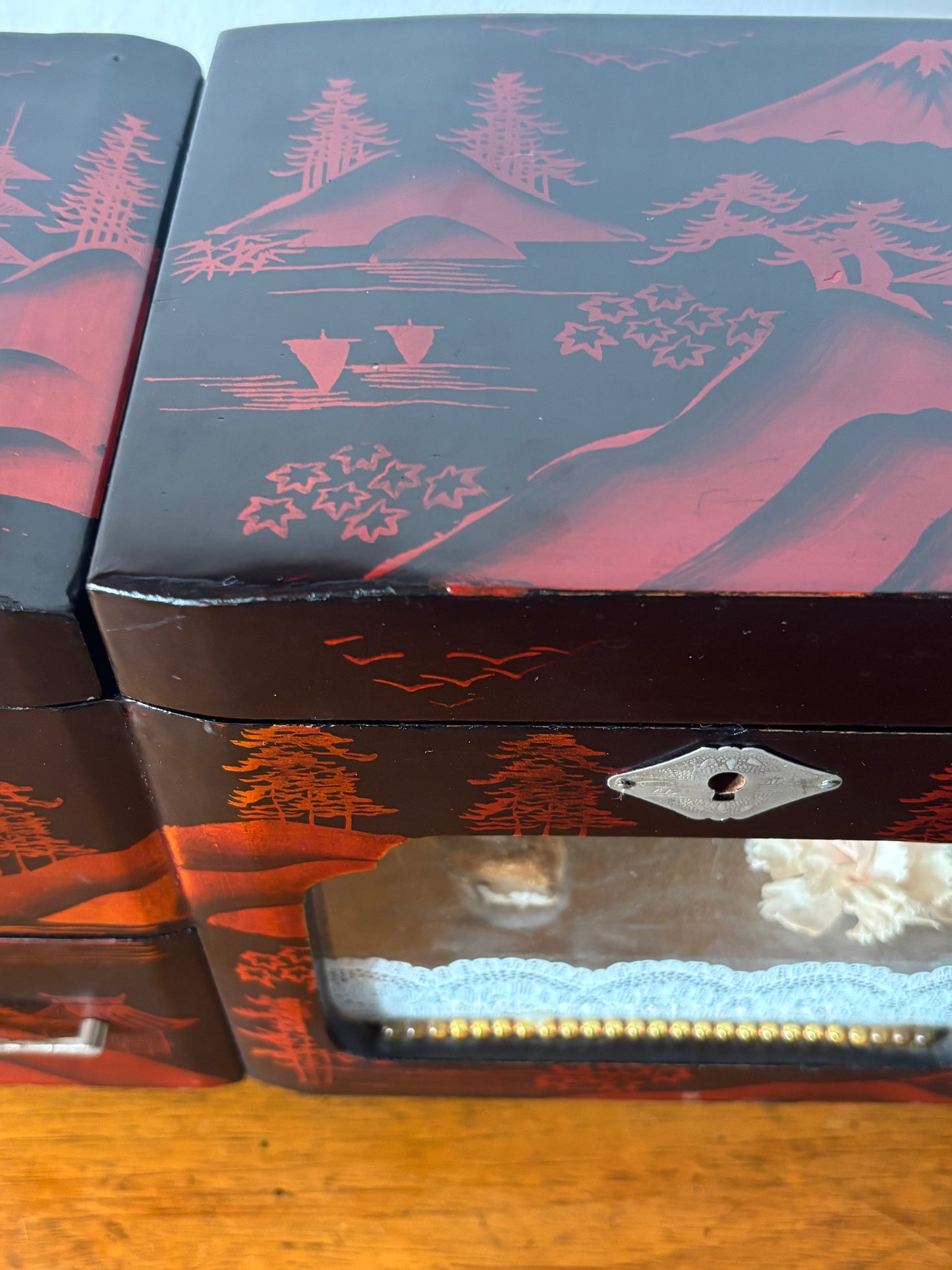 Japanese jewelry box with illuminated rickshaw scene