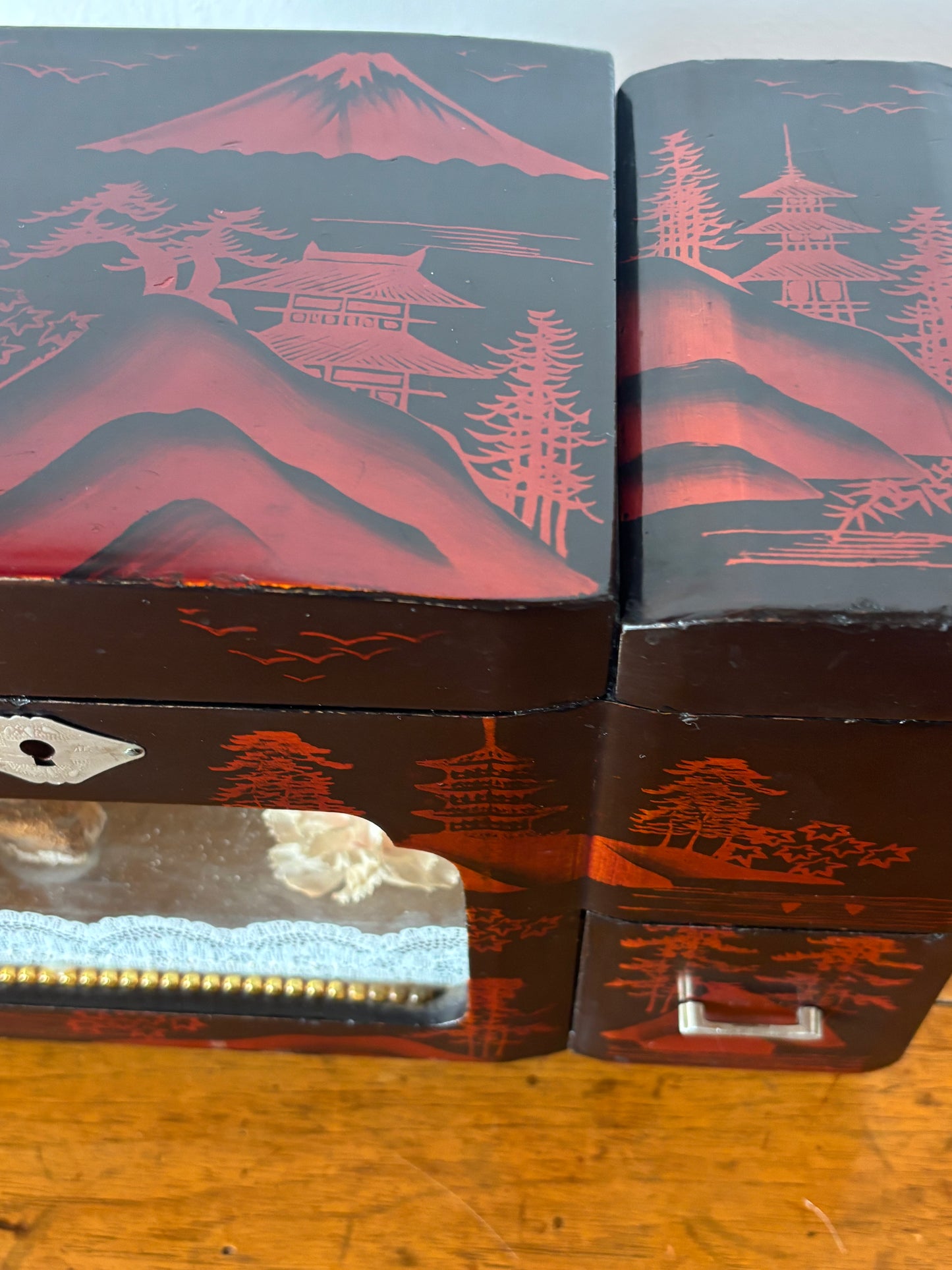 Japanese jewelry box with illuminated rickshaw scene