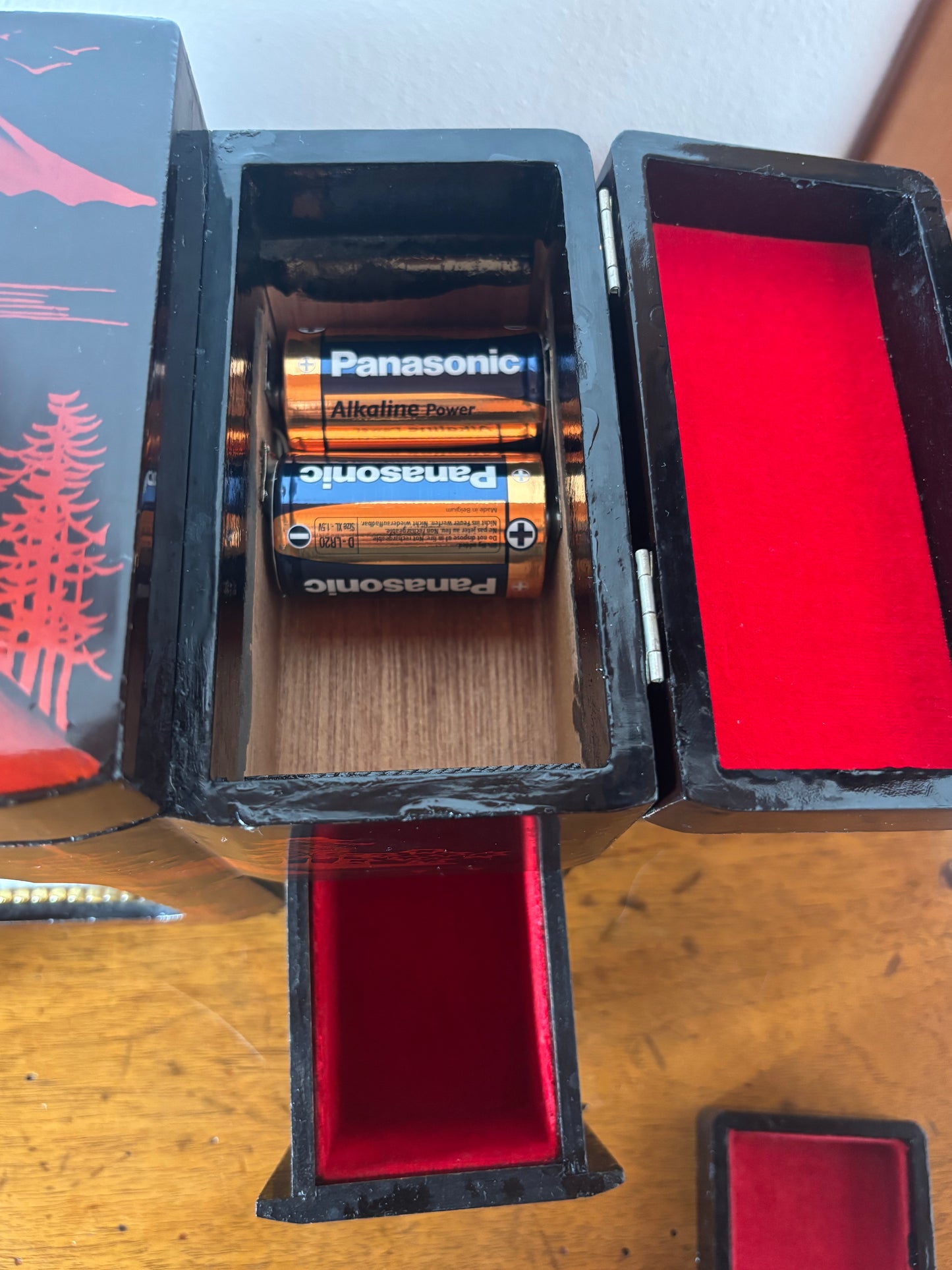 Japanese jewelry box with illuminated rickshaw scene