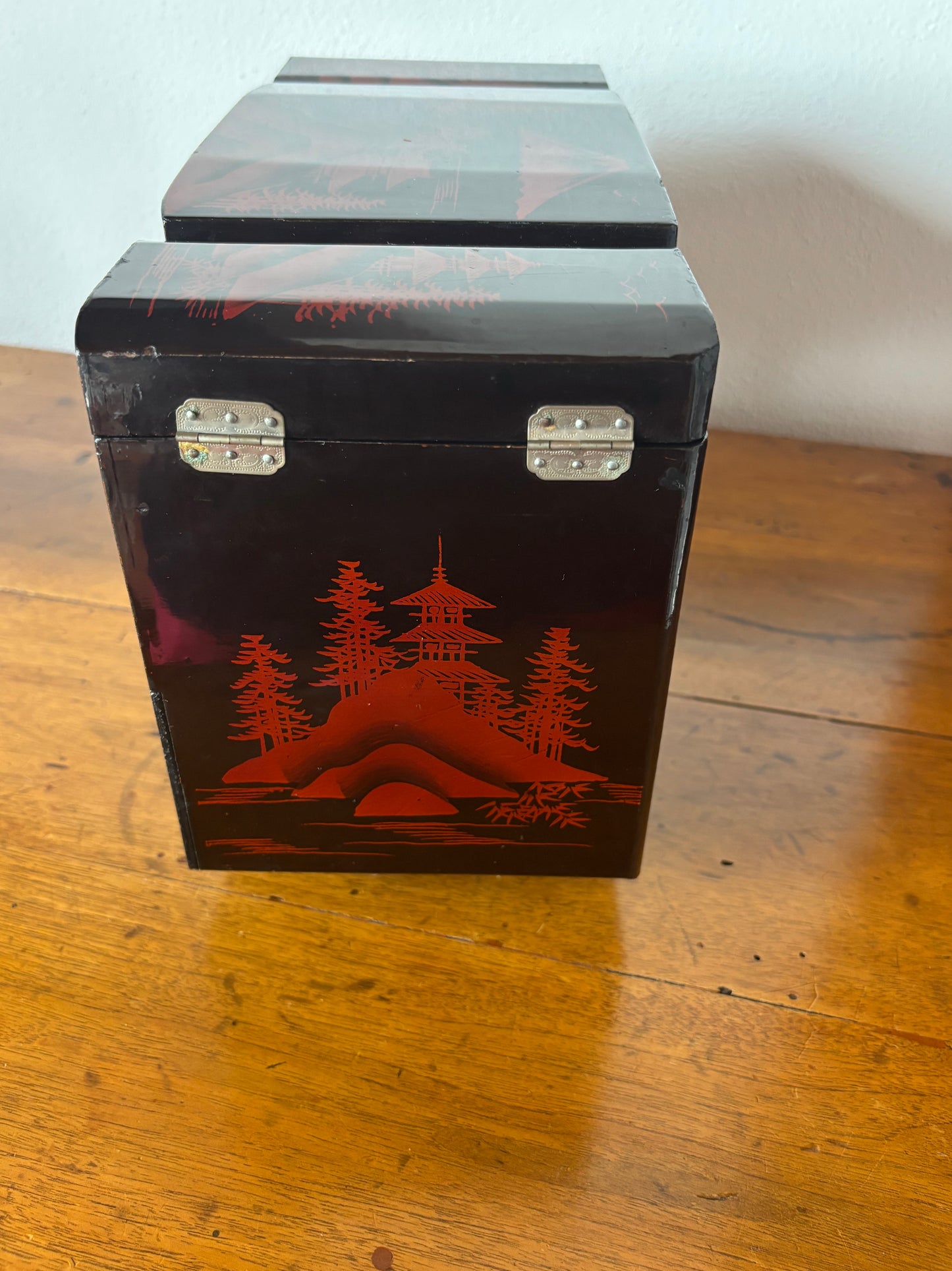 Japanese jewelry box with illuminated rickshaw scene