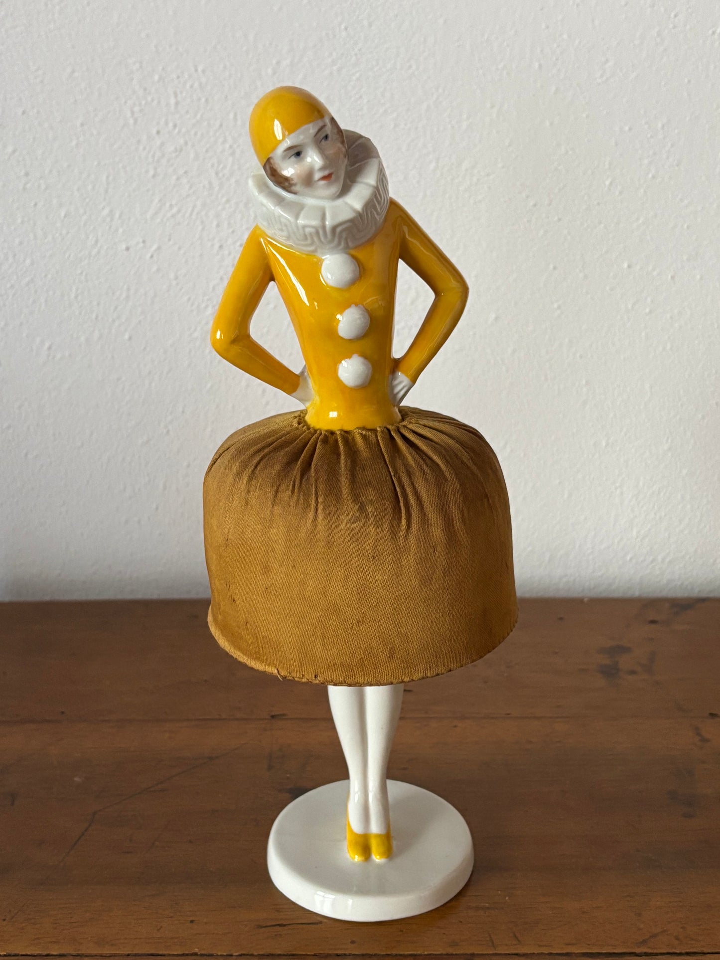 Statuetta vintage porta spilli Pierrot giallo in porcellana e stoffa – Anni '20-'40, restaurata