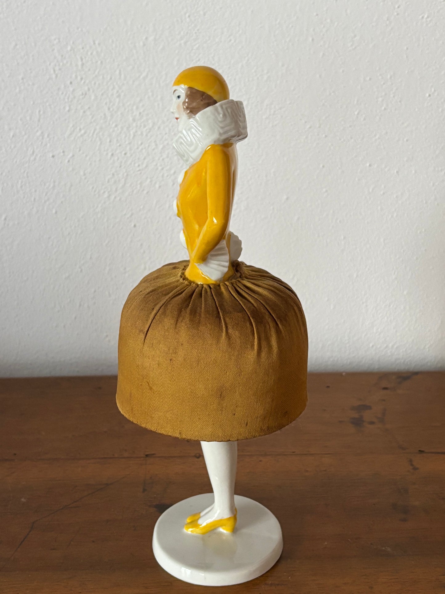 Statuetta vintage porta spilli Pierrot giallo in porcellana e stoffa – Anni '20-'40, restaurata