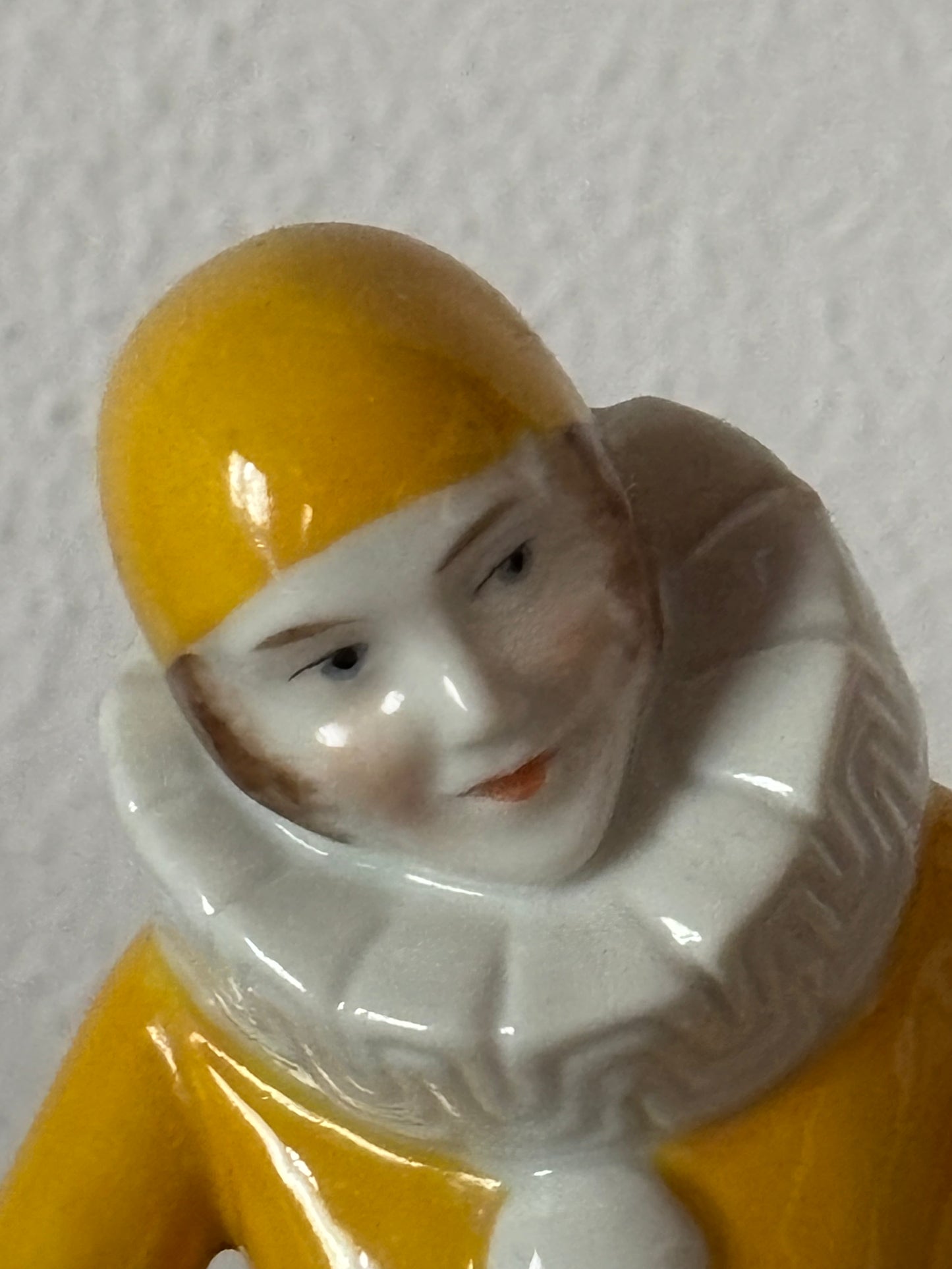 Statuetta vintage porta spilli Pierrot giallo in porcellana e stoffa – Anni '20-'40, restaurata