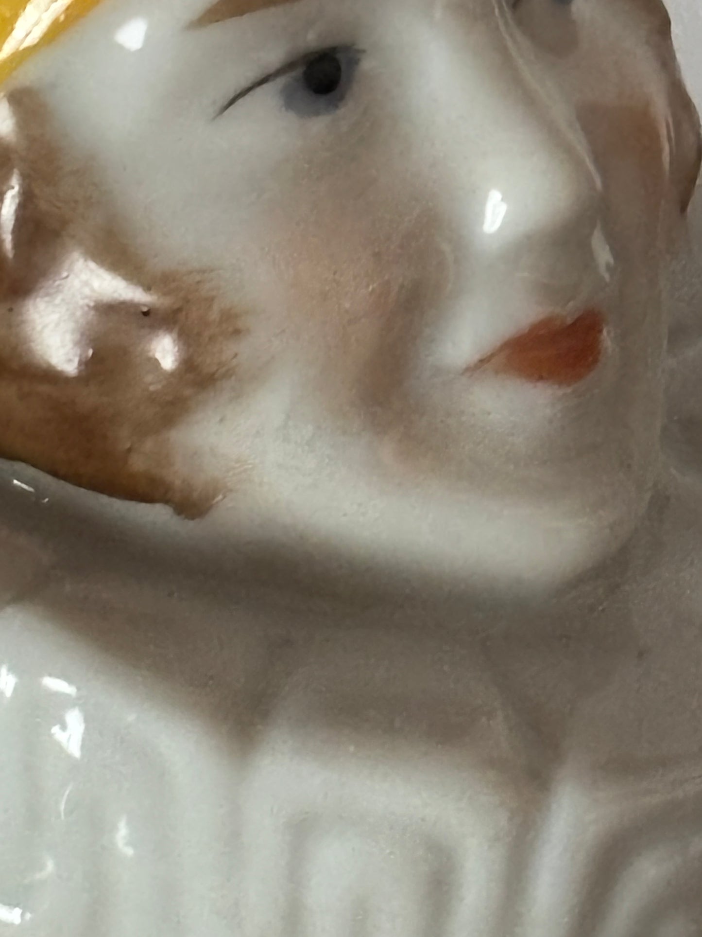 Statuetta vintage porta spilli Pierrot giallo in porcellana e stoffa – Anni '20-'40, restaurata