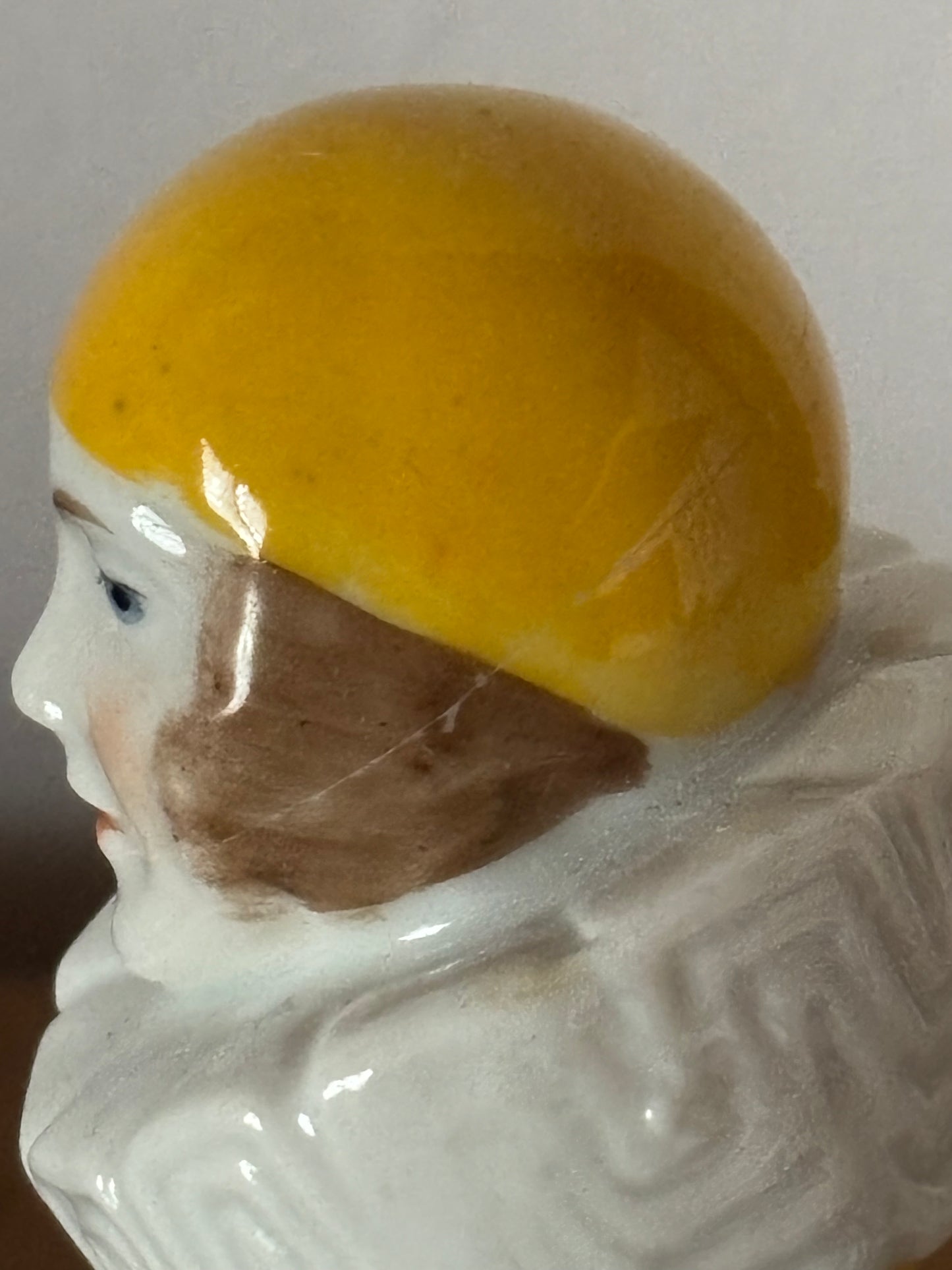 Statuetta vintage porta spilli Pierrot giallo in porcellana e stoffa – Anni '20-'40, restaurata
