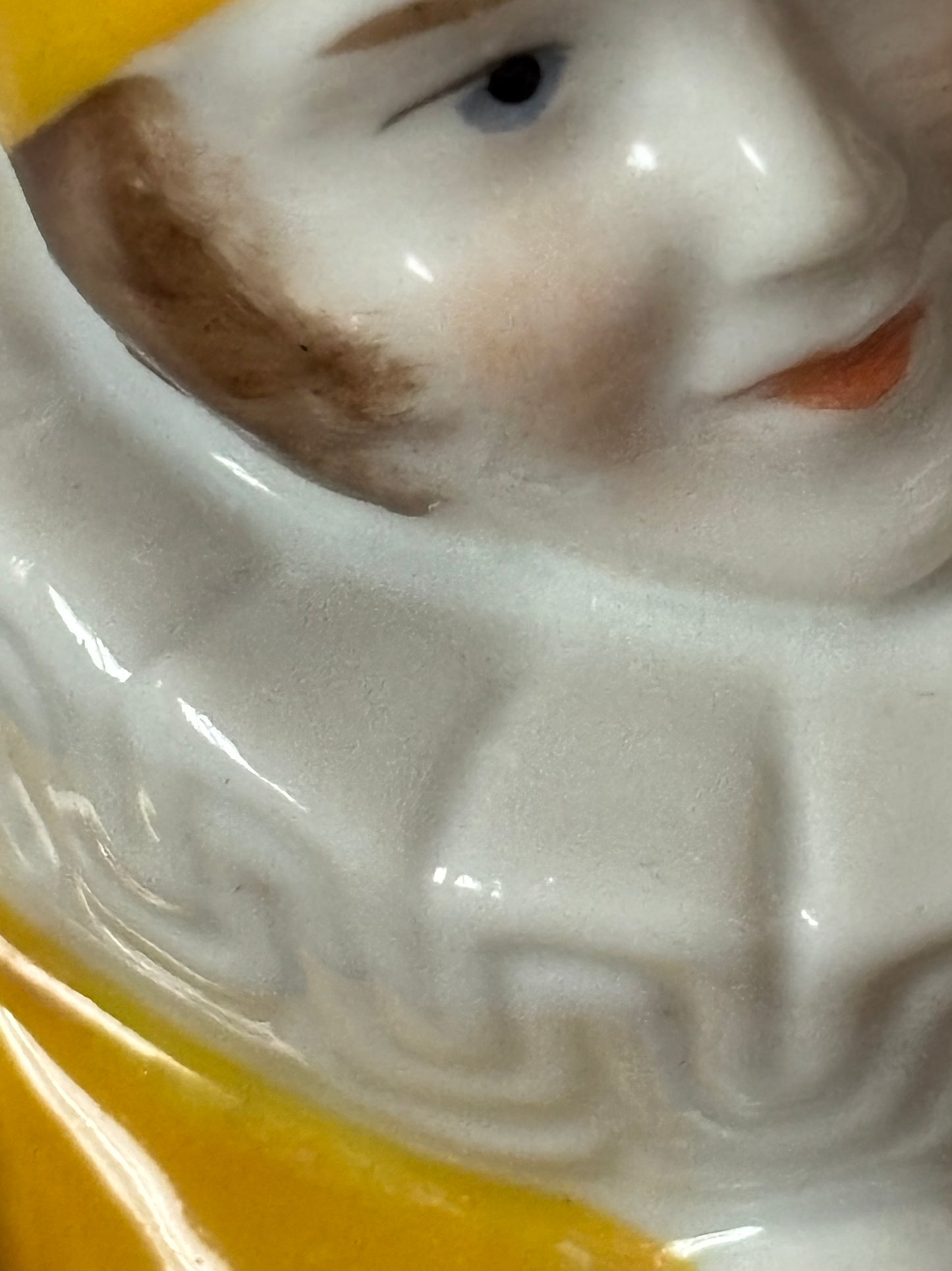 Statuetta vintage porta spilli Pierrot giallo in porcellana e stoffa – Anni '20-'40, restaurata
