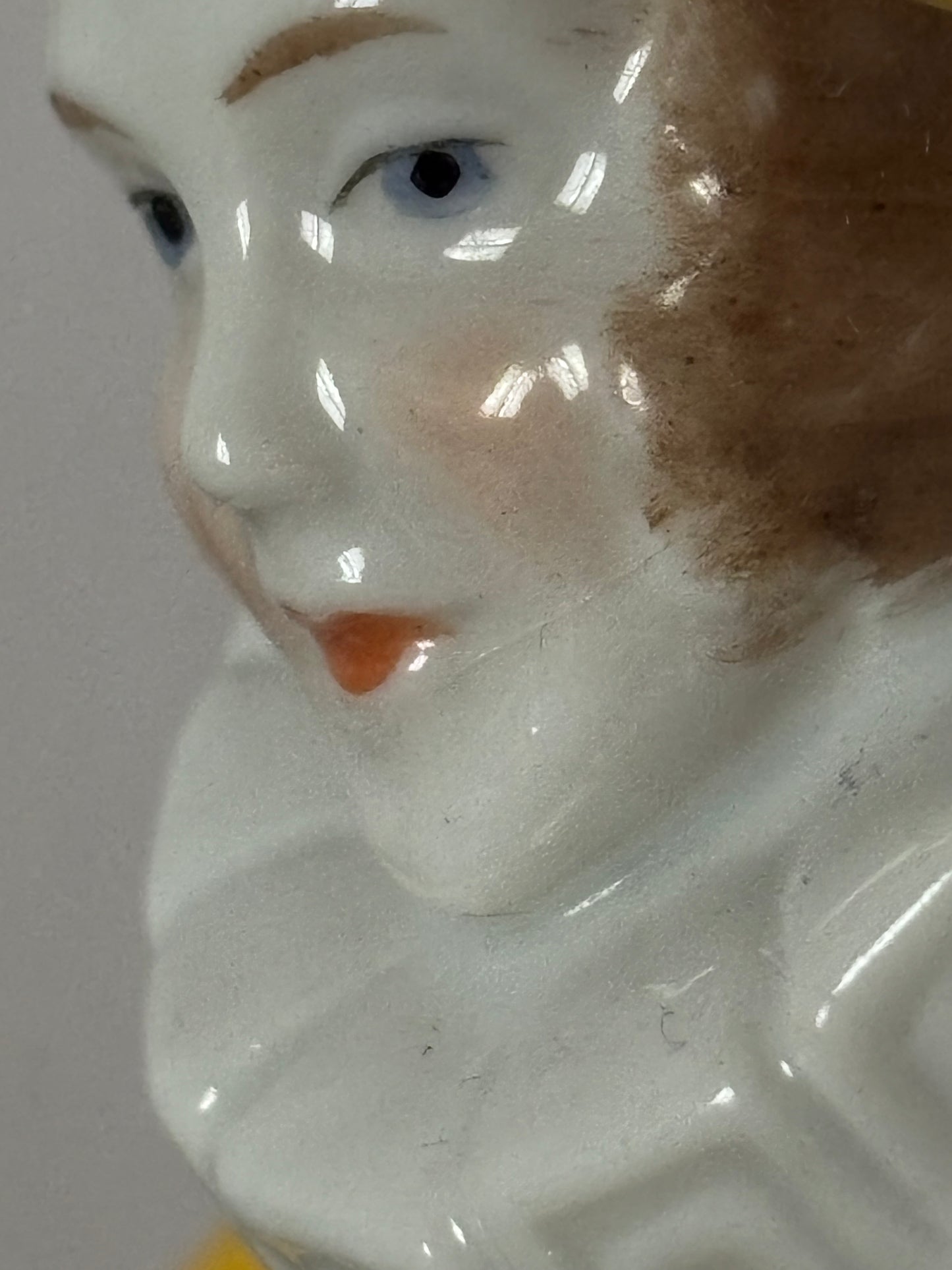 Statuetta vintage porta spilli Pierrot giallo in porcellana e stoffa – Anni '20-'40, restaurata