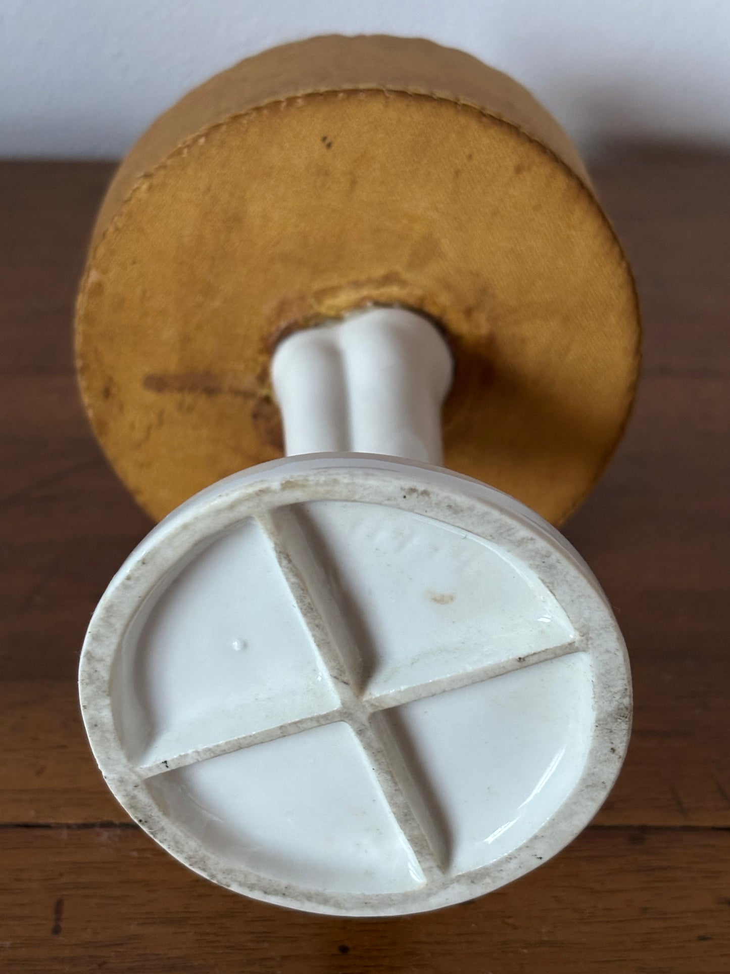 Statuetta vintage porta spilli Pierrot giallo in porcellana e stoffa – Anni '20-'40, restaurata