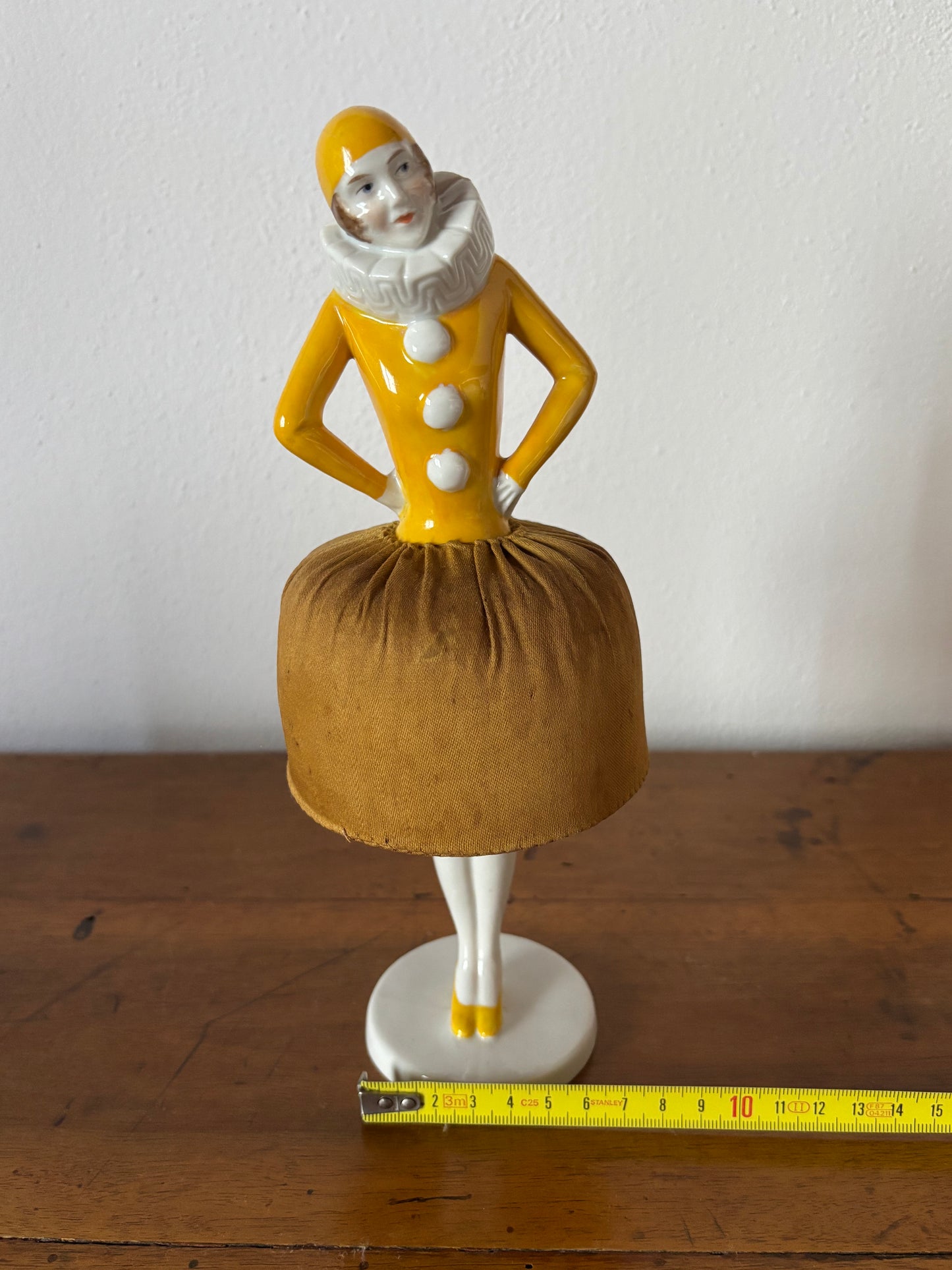Statuetta vintage porta spilli Pierrot giallo in porcellana e stoffa – Anni '20-'40, restaurata