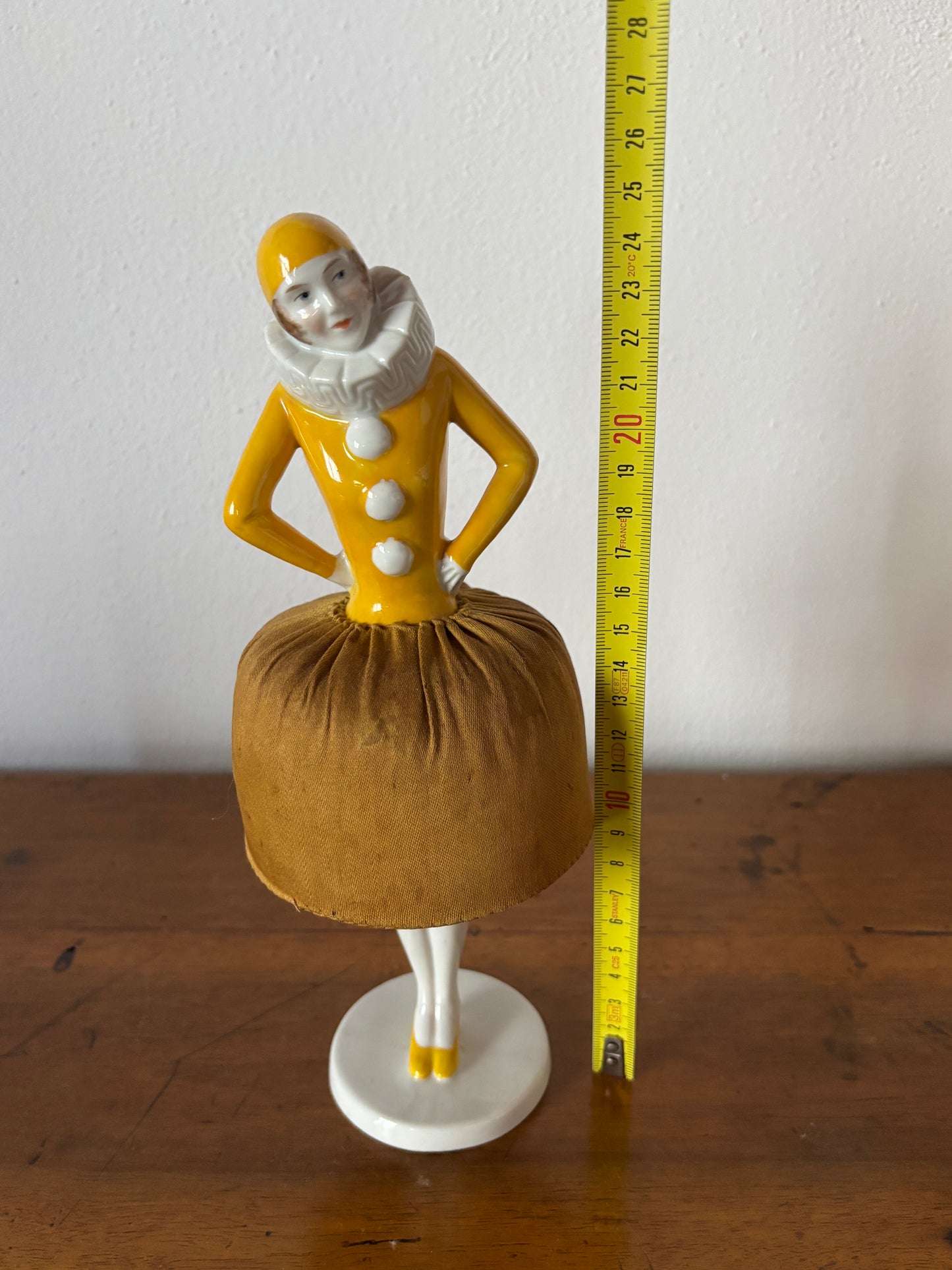 Statuetta vintage porta spilli Pierrot giallo in porcellana e stoffa – Anni '20-'40, restaurata
