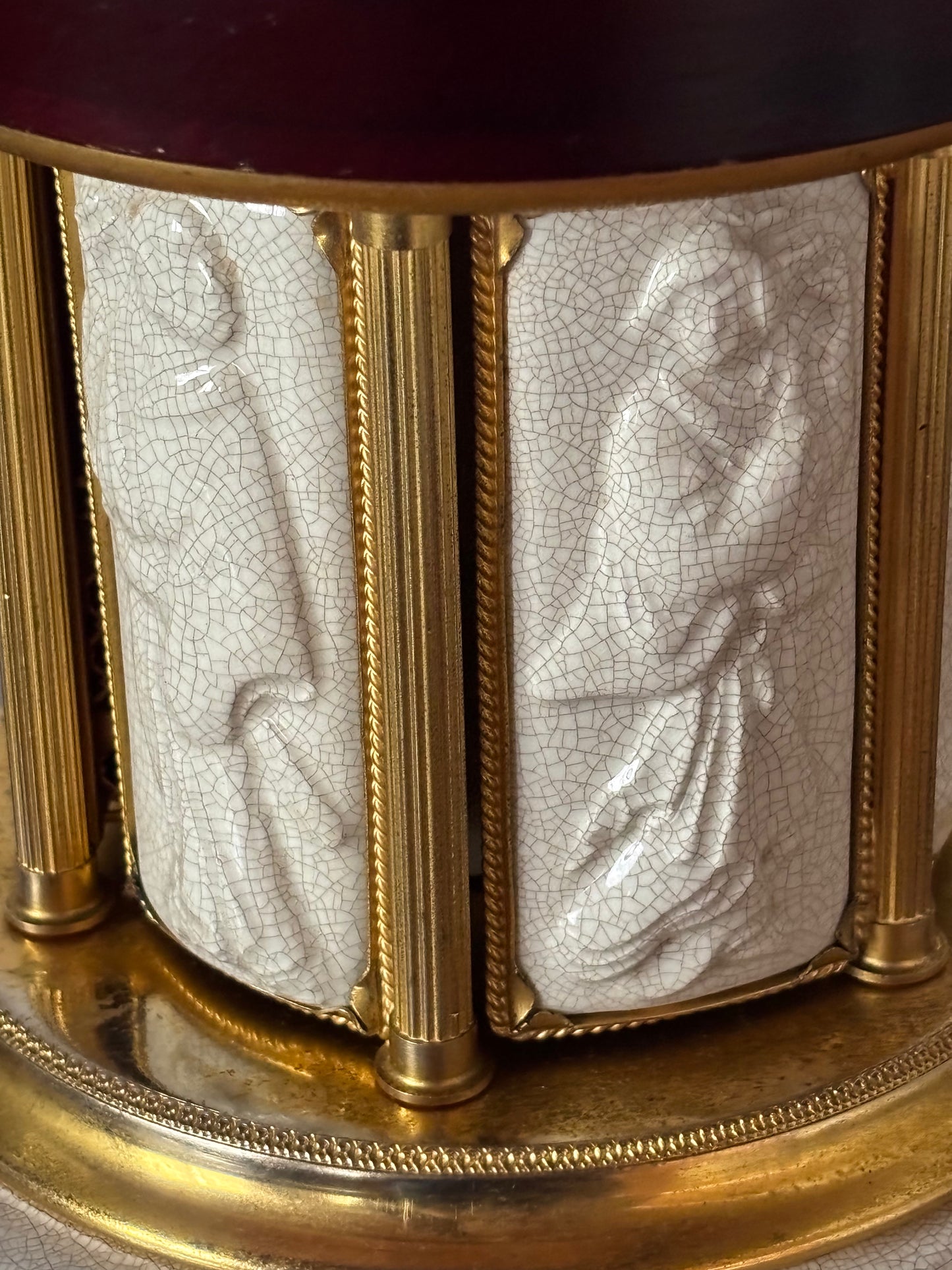 Vintage cigarette case with music box – Automated elegance with retro charm