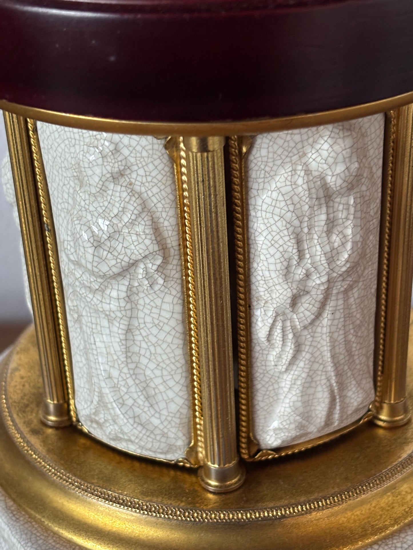 Vintage cigarette case with music box – Automated elegance with retro charm