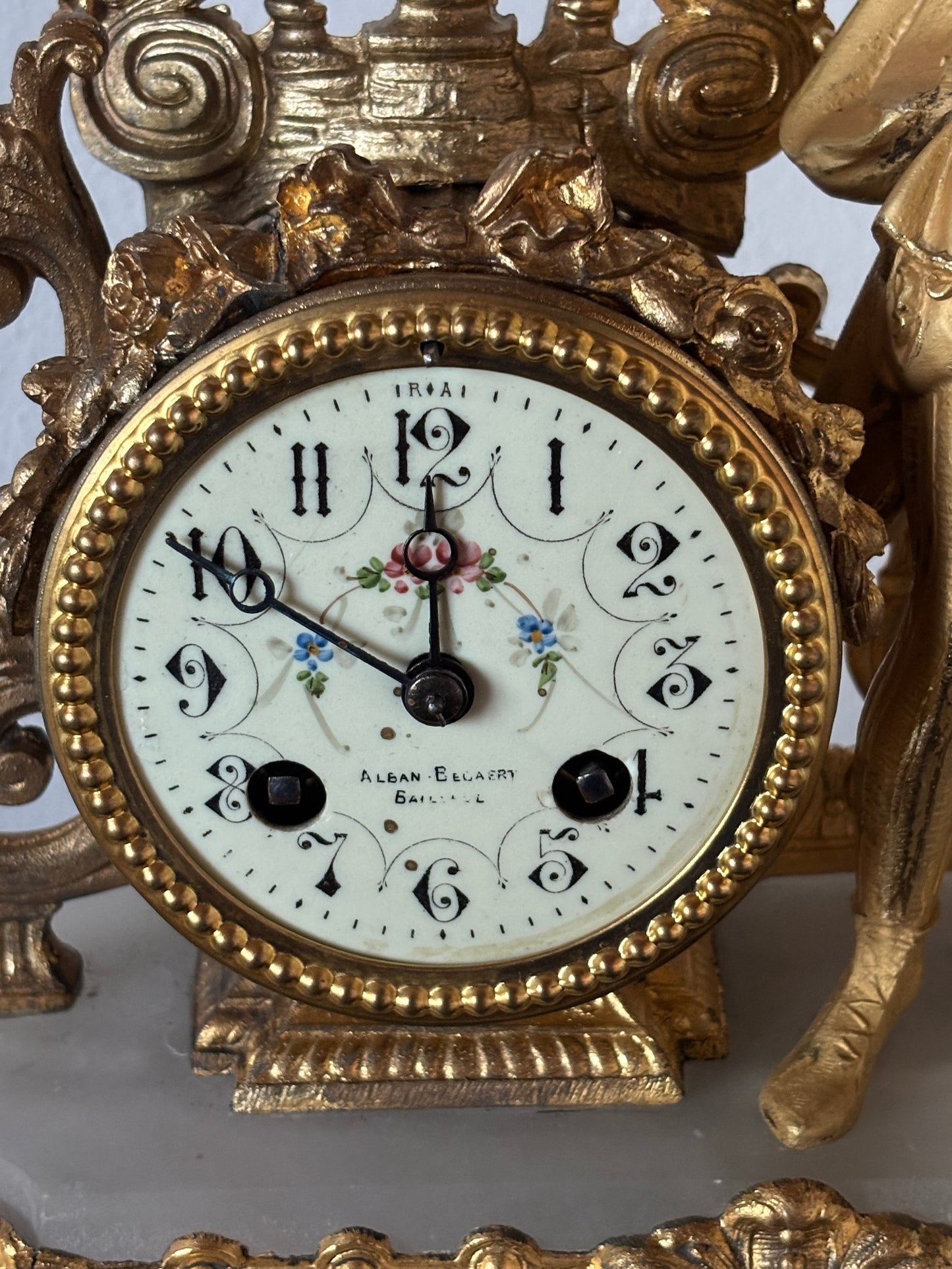 Orologio da tavolo antico in stile barocco con figura nobiliare