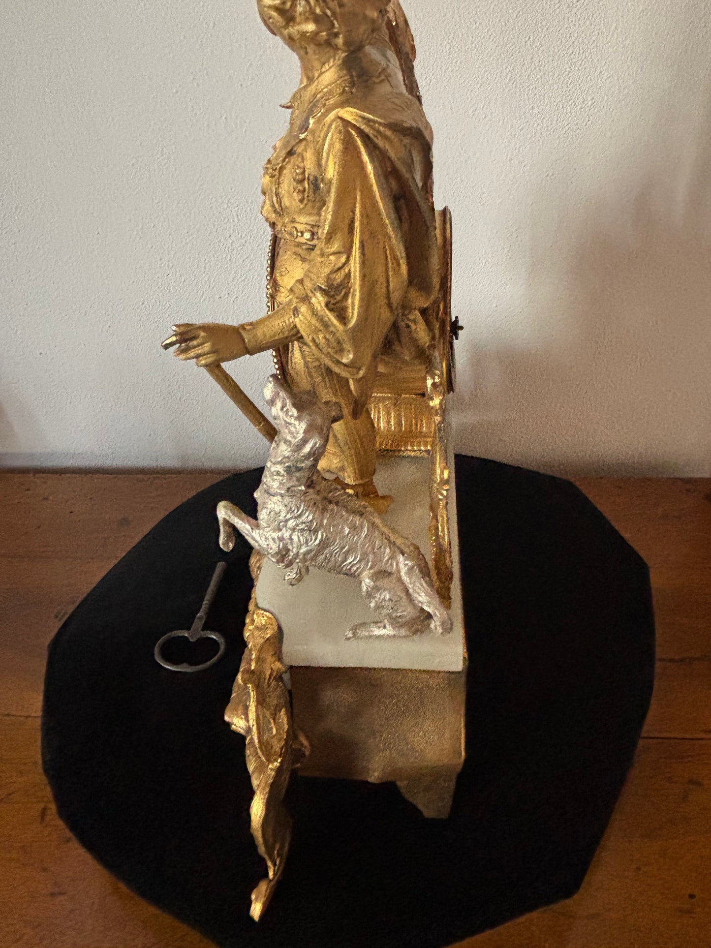 Orologio da tavolo antico in stile barocco con figura nobiliare