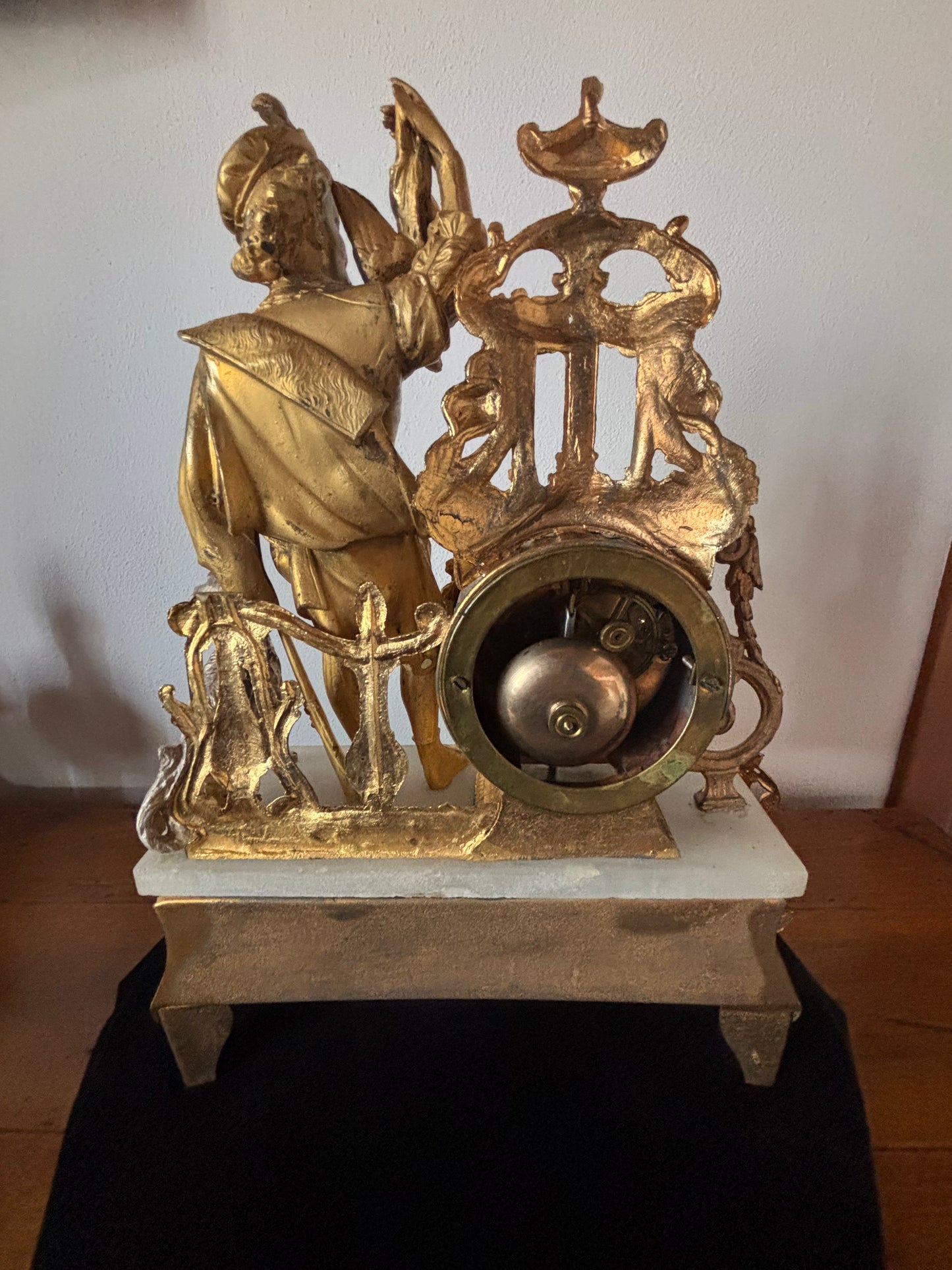 Orologio da tavolo antico in stile barocco con figura nobiliare