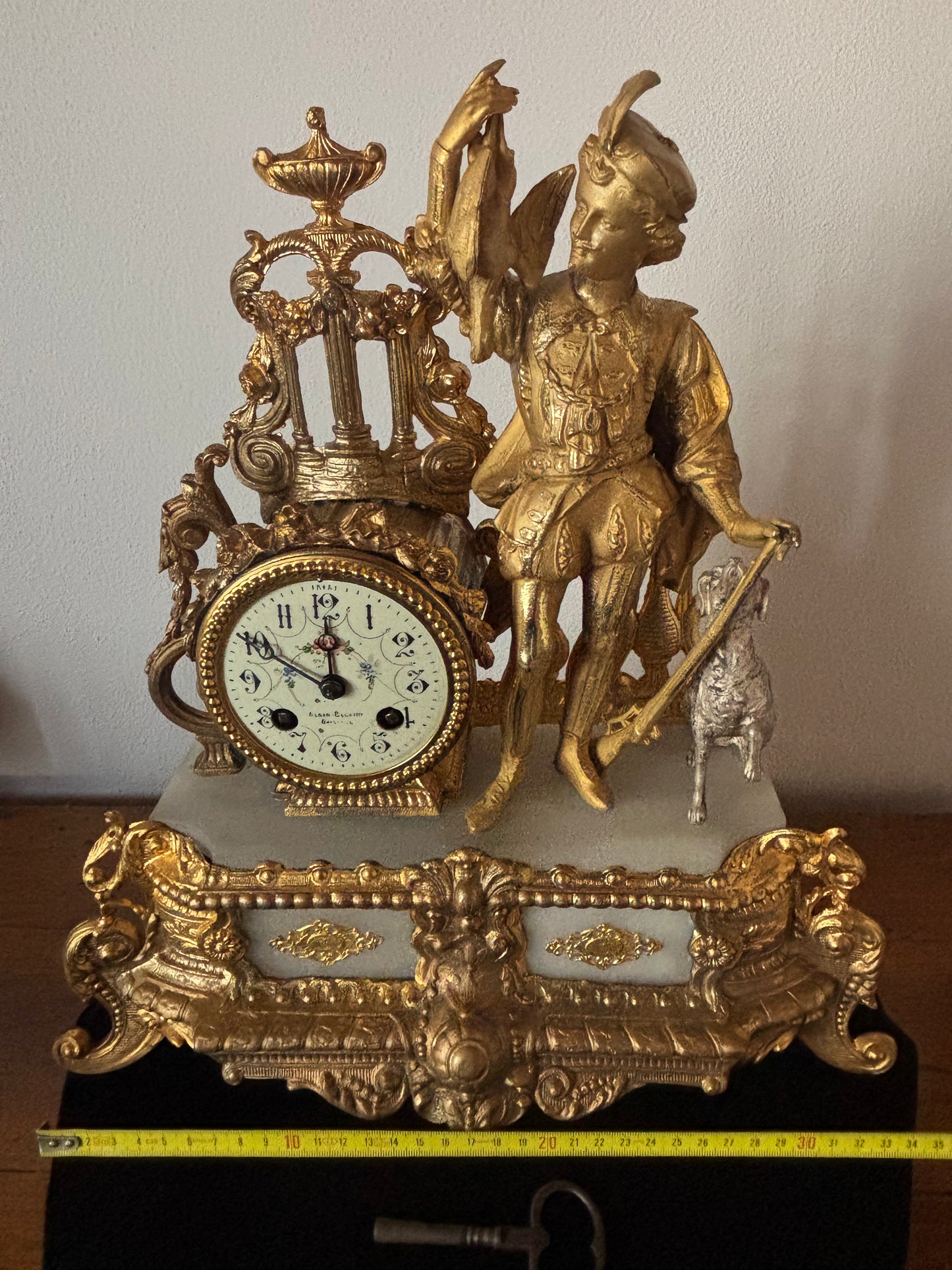 Orologio da tavolo antico in stile barocco con figura nobiliare