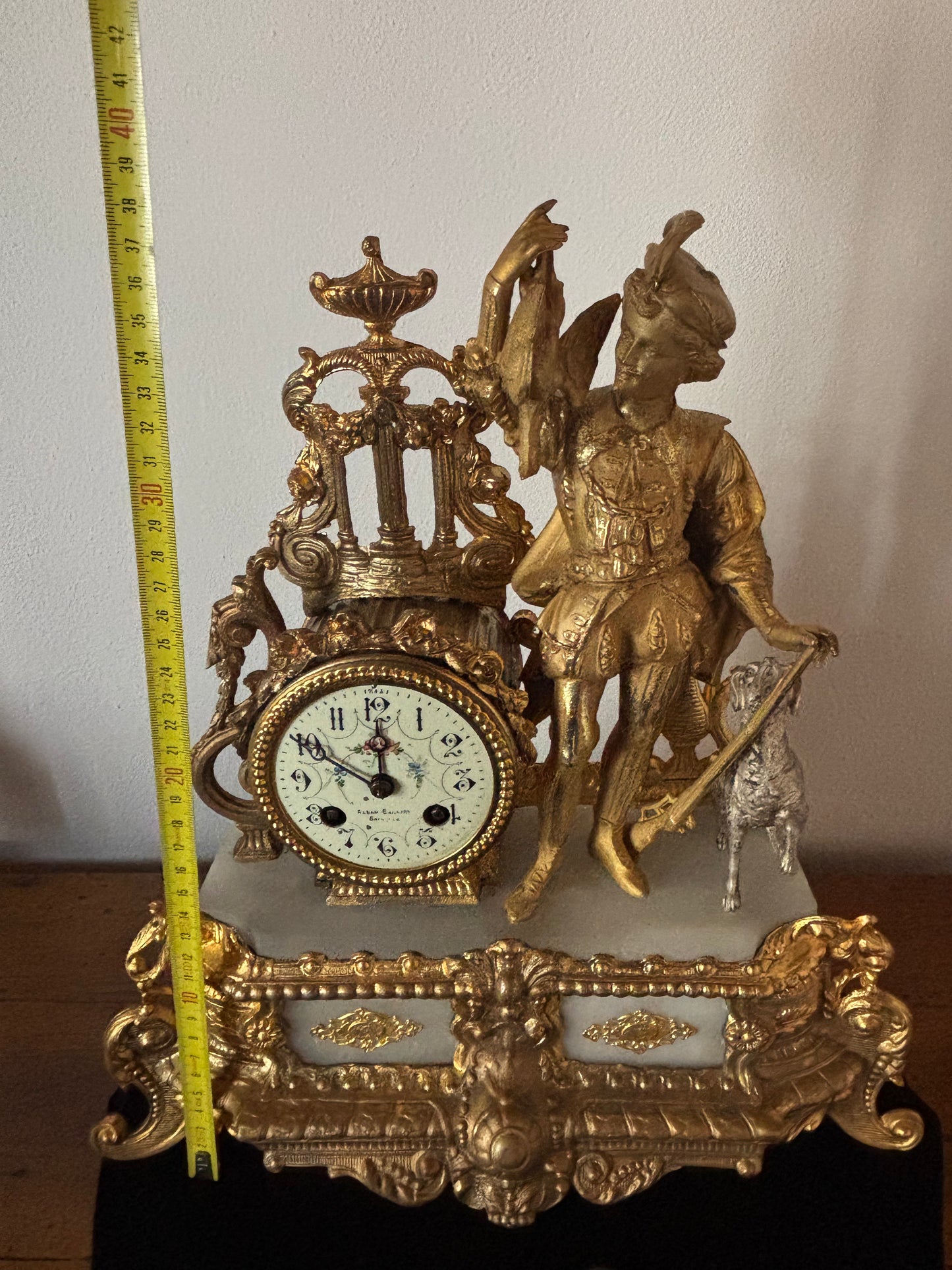 Orologio da tavolo antico in stile barocco con figura nobiliare