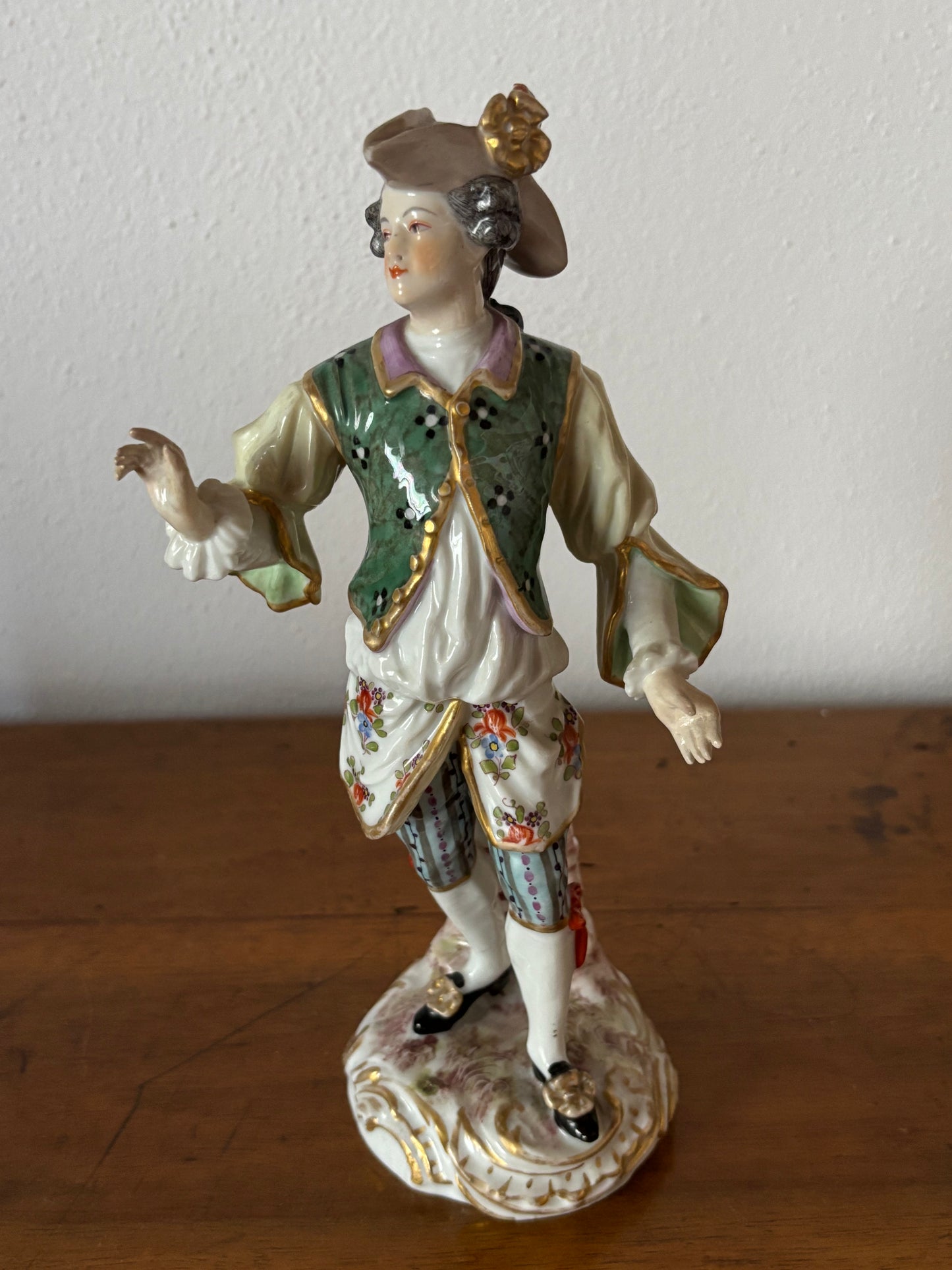 Statuina in ceramica con marchio JB coronato