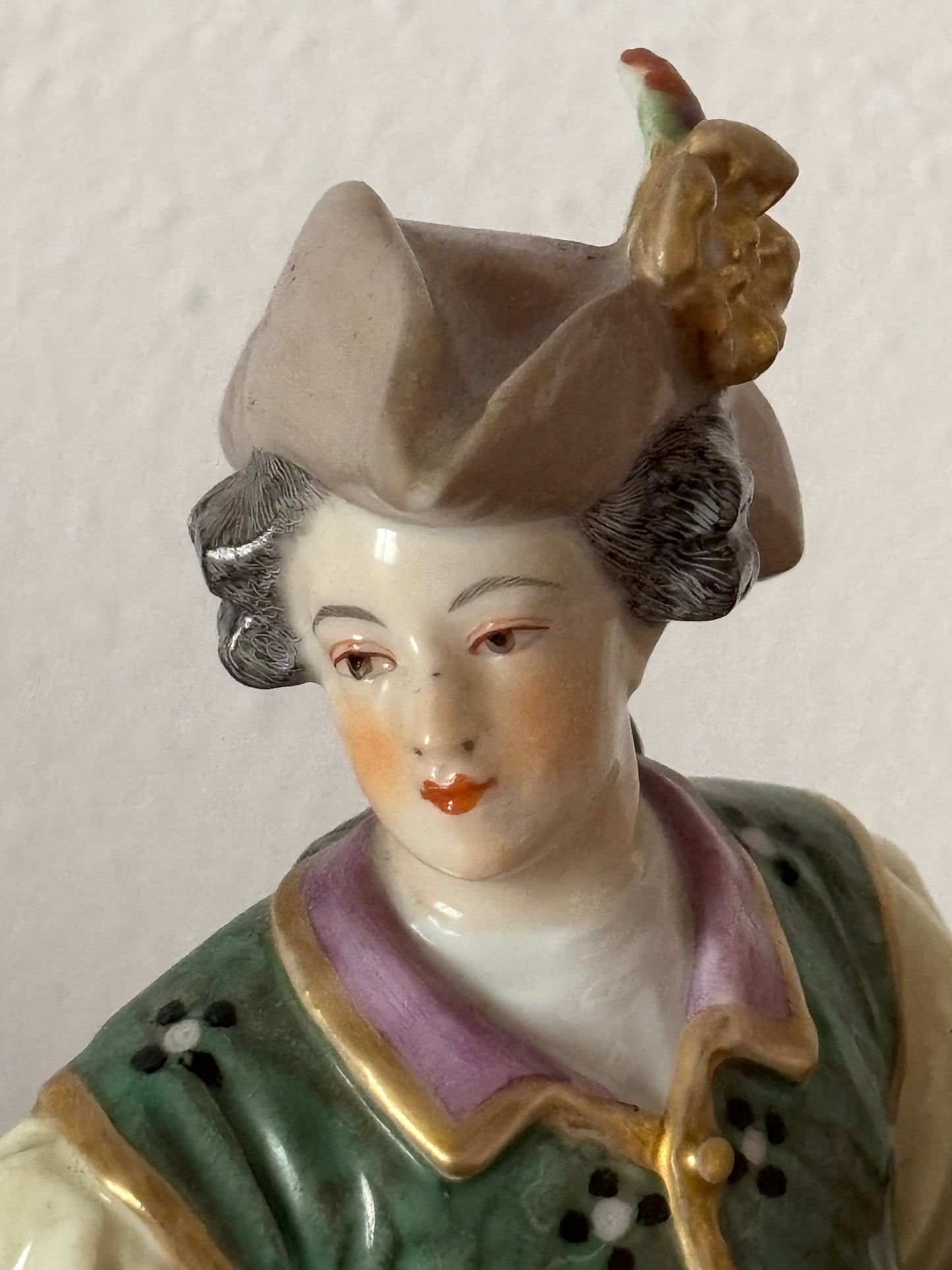 Statuina in ceramica con marchio JB coronato