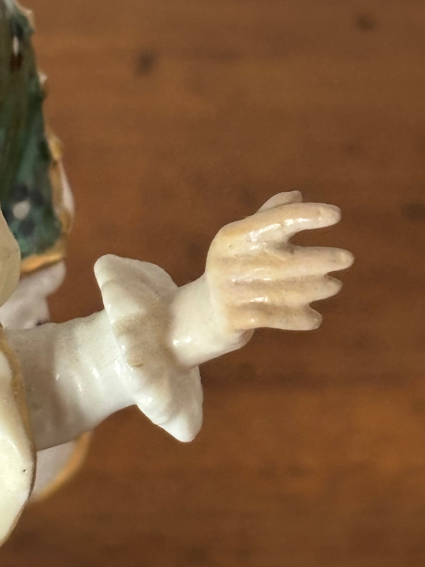 Statuina in ceramica con marchio JB coronato