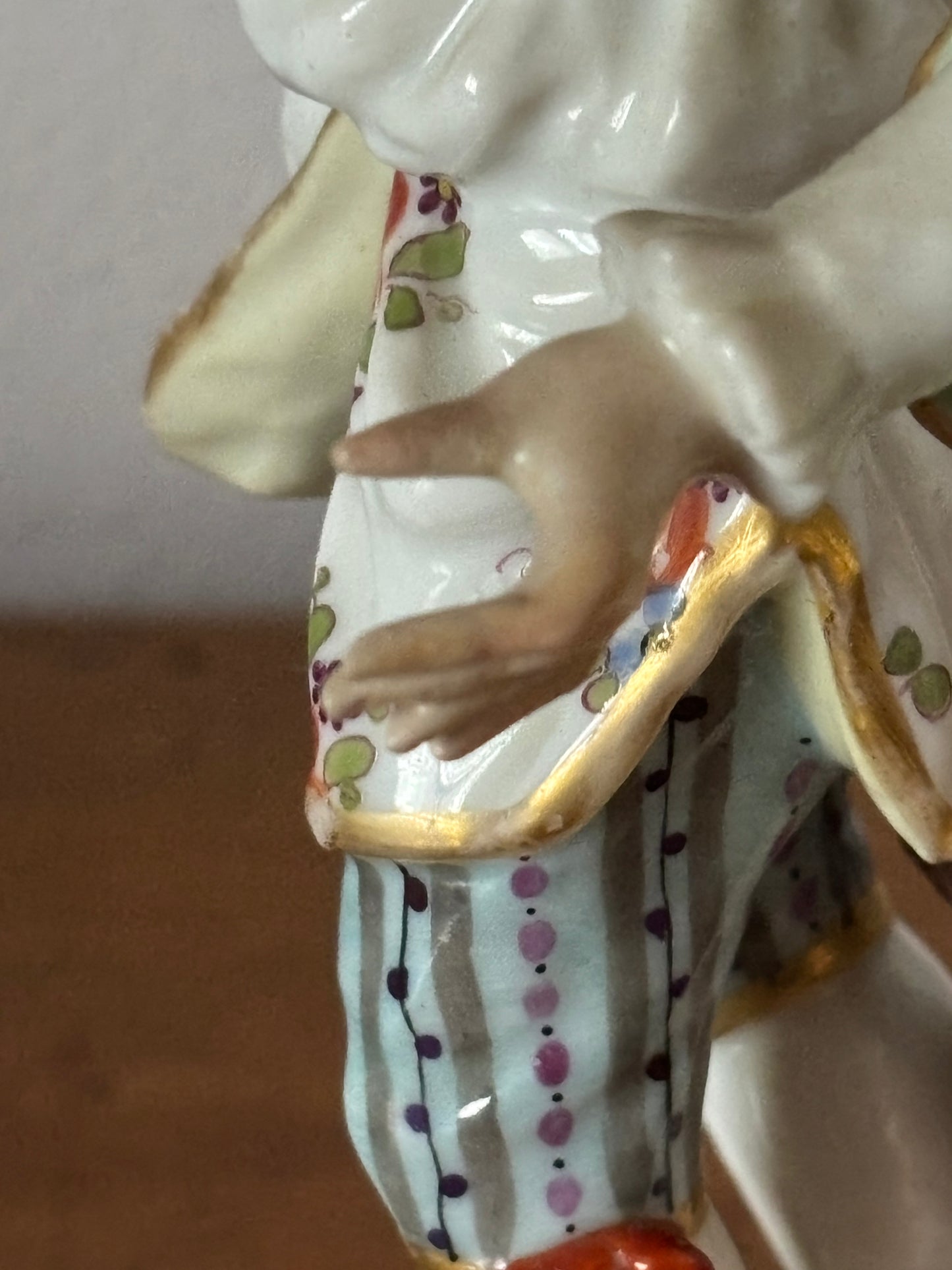 Statuina in ceramica con marchio JB coronato