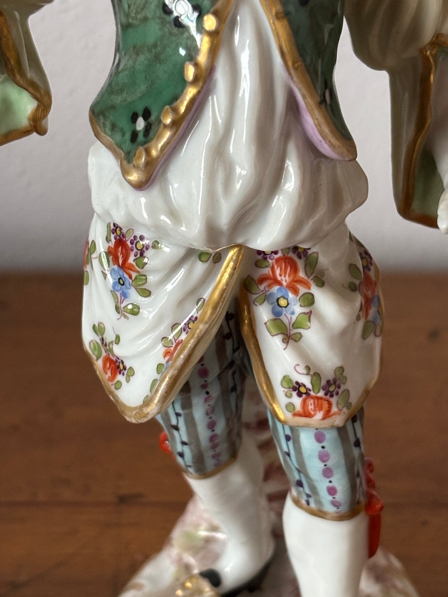 Statuina in ceramica con marchio JB coronato