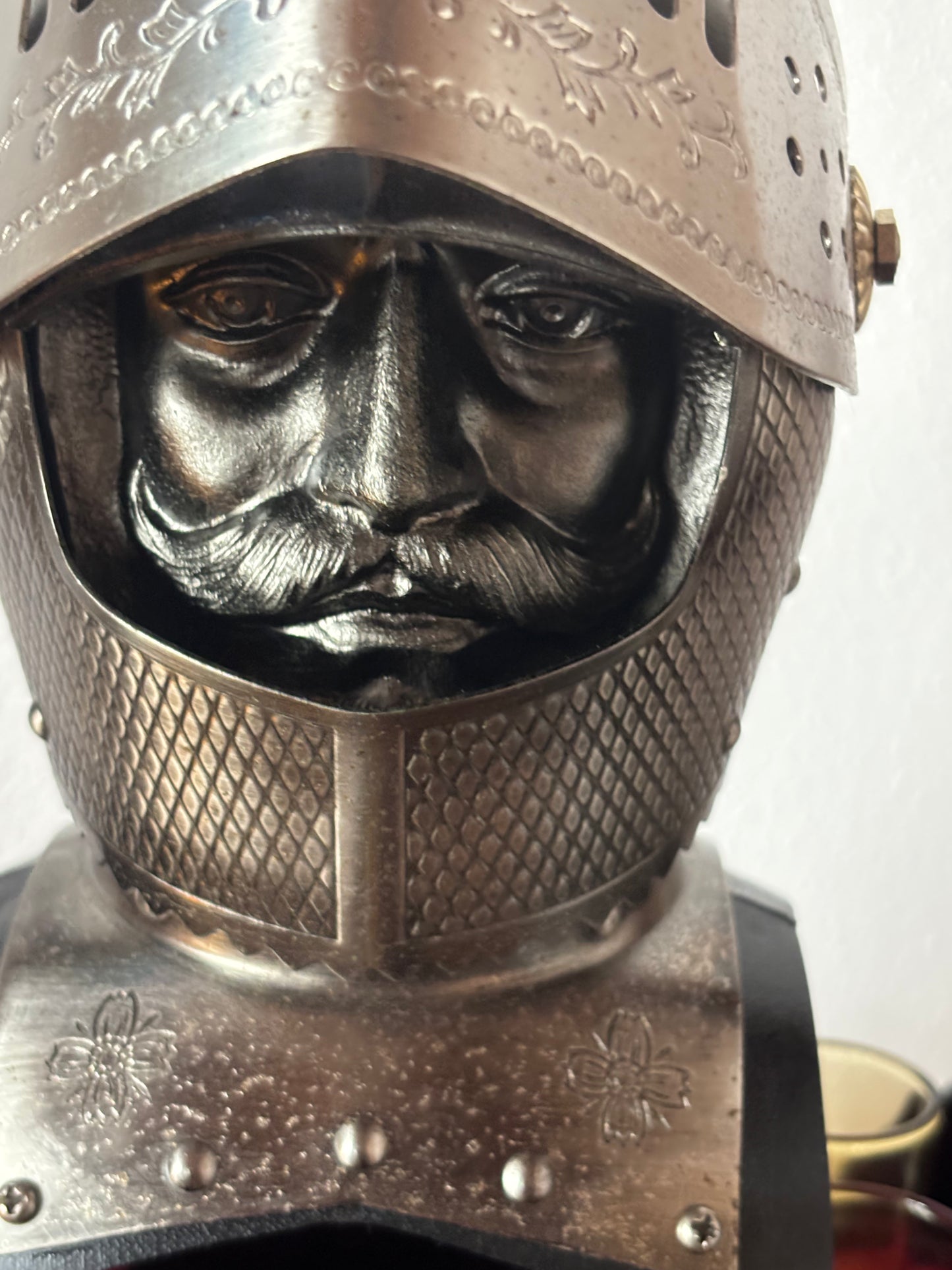 Armatura bar vintage con decanter e bicchieri