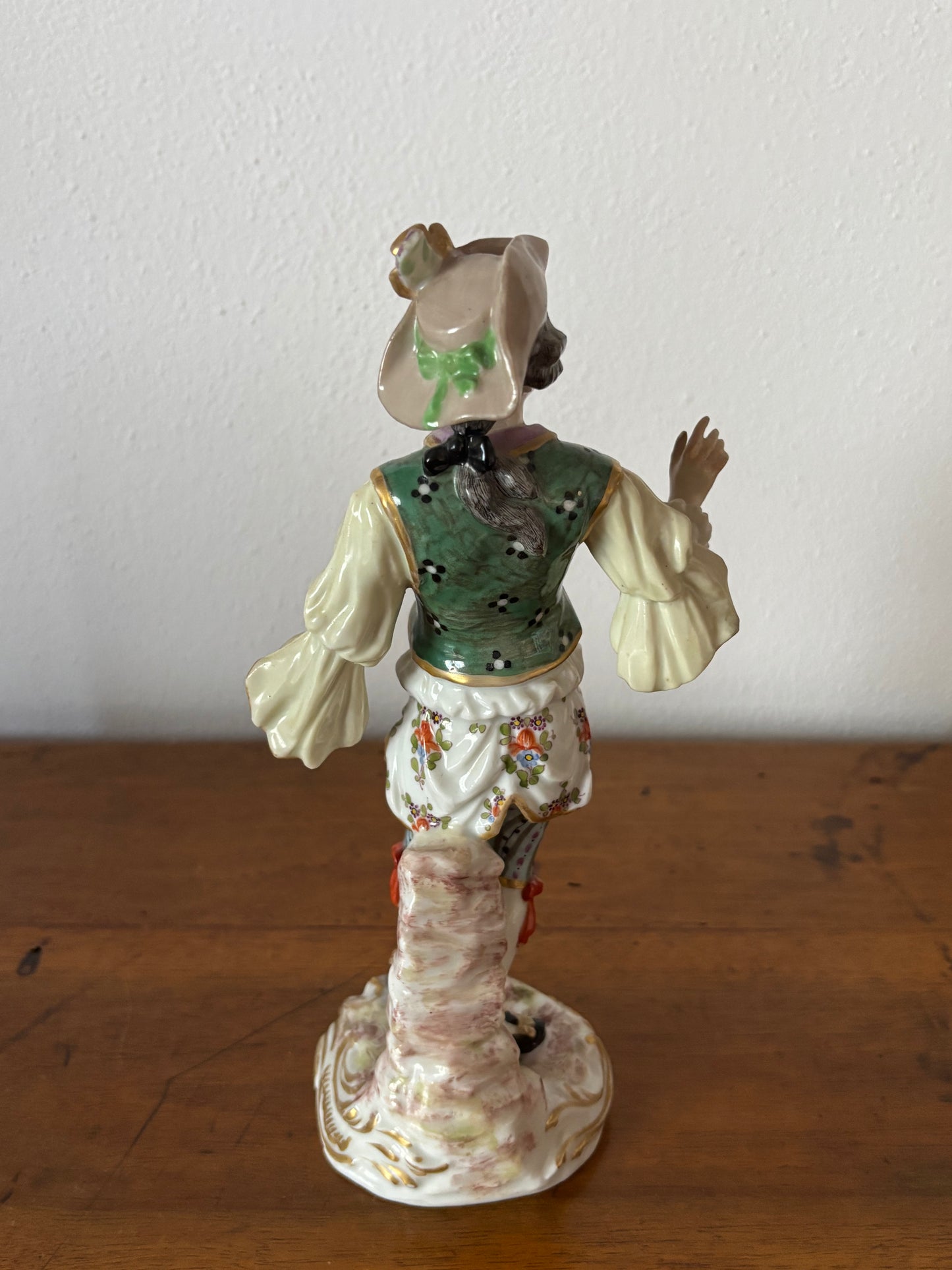 Statuina in ceramica con marchio JB coronato