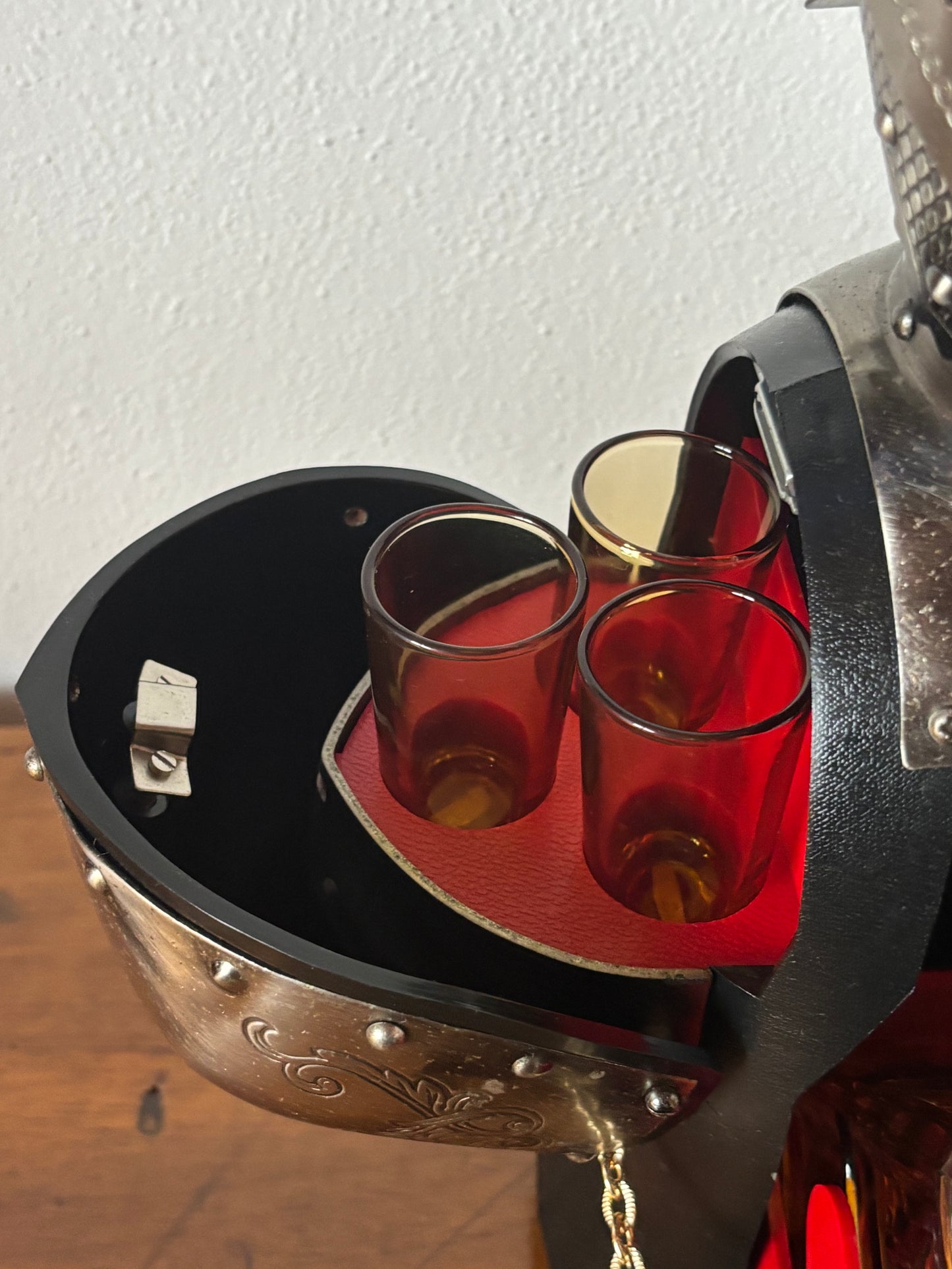 Armatura bar vintage con decanter e bicchieri