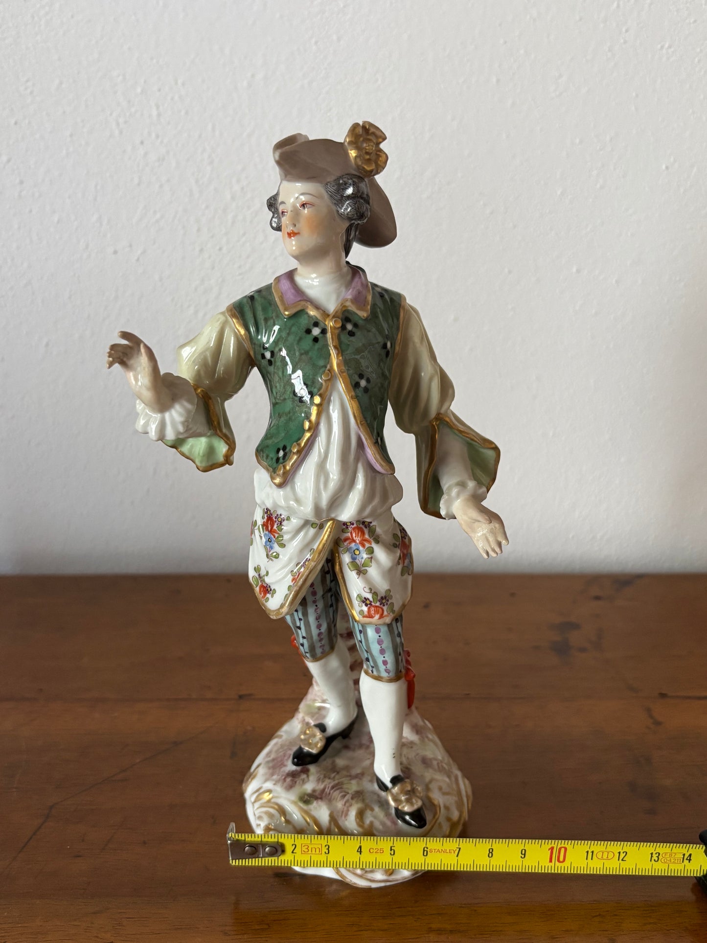 Statuina in ceramica con marchio JB coronato