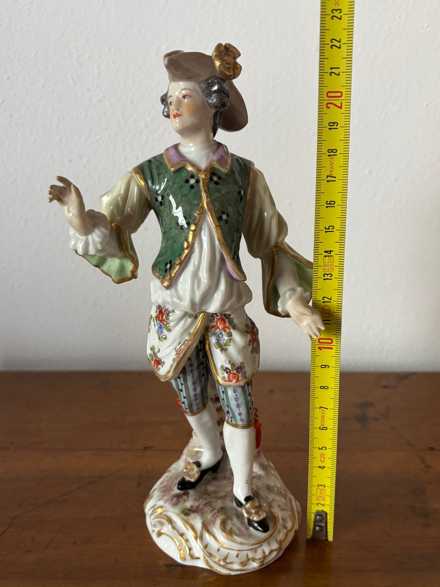 Statuina in ceramica con marchio JB coronato