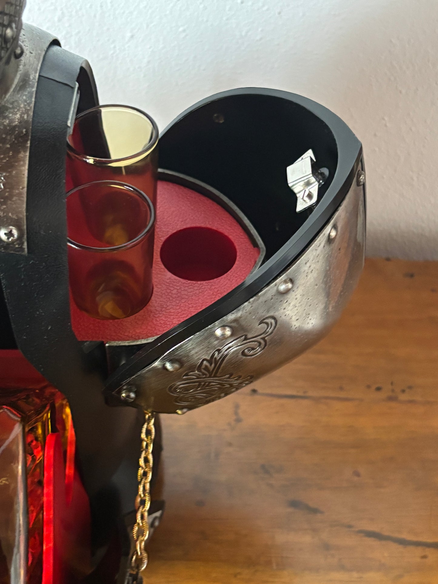 Armatura bar vintage con decanter e bicchieri