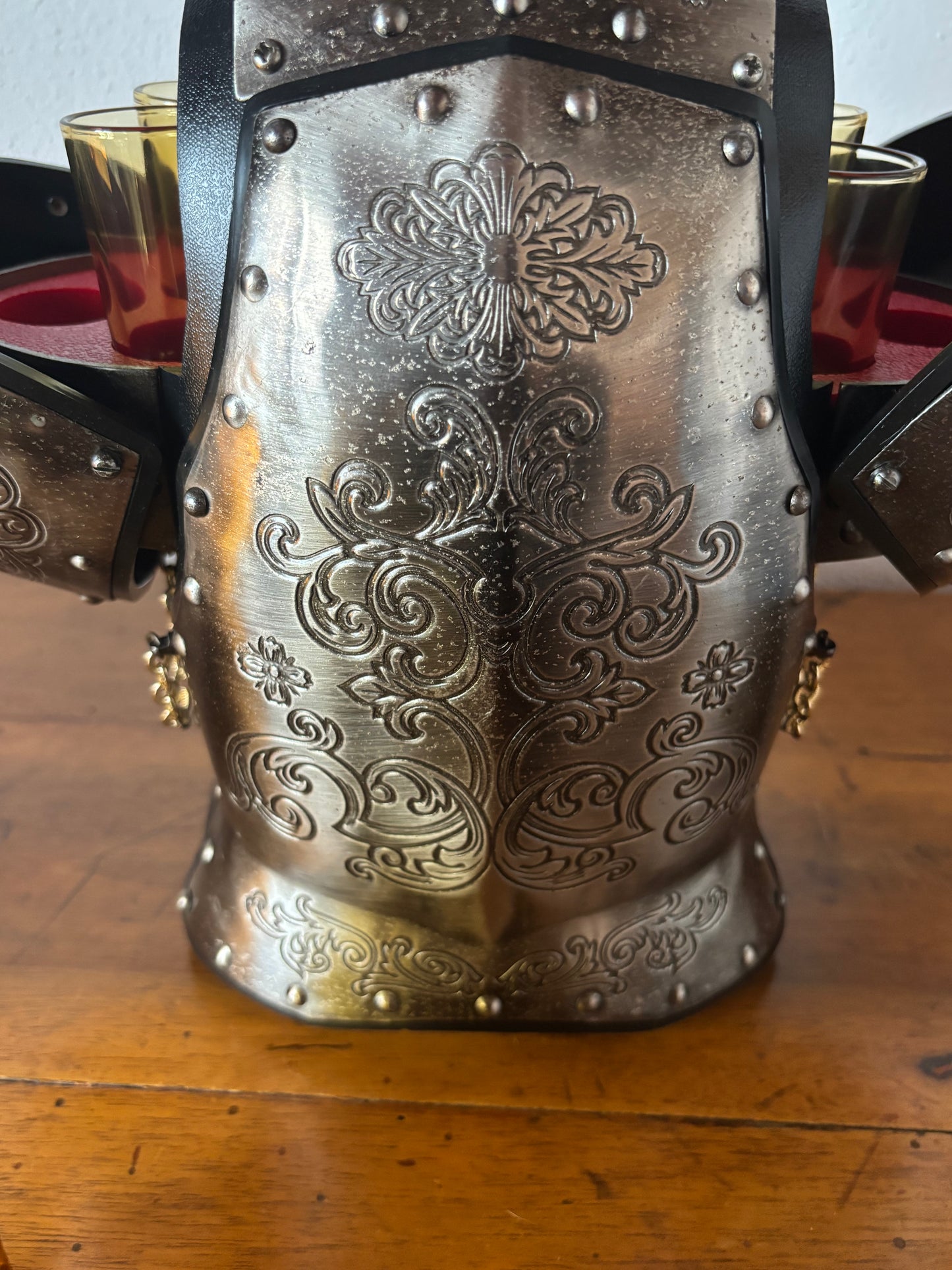 Armatura bar vintage con decanter e bicchieri