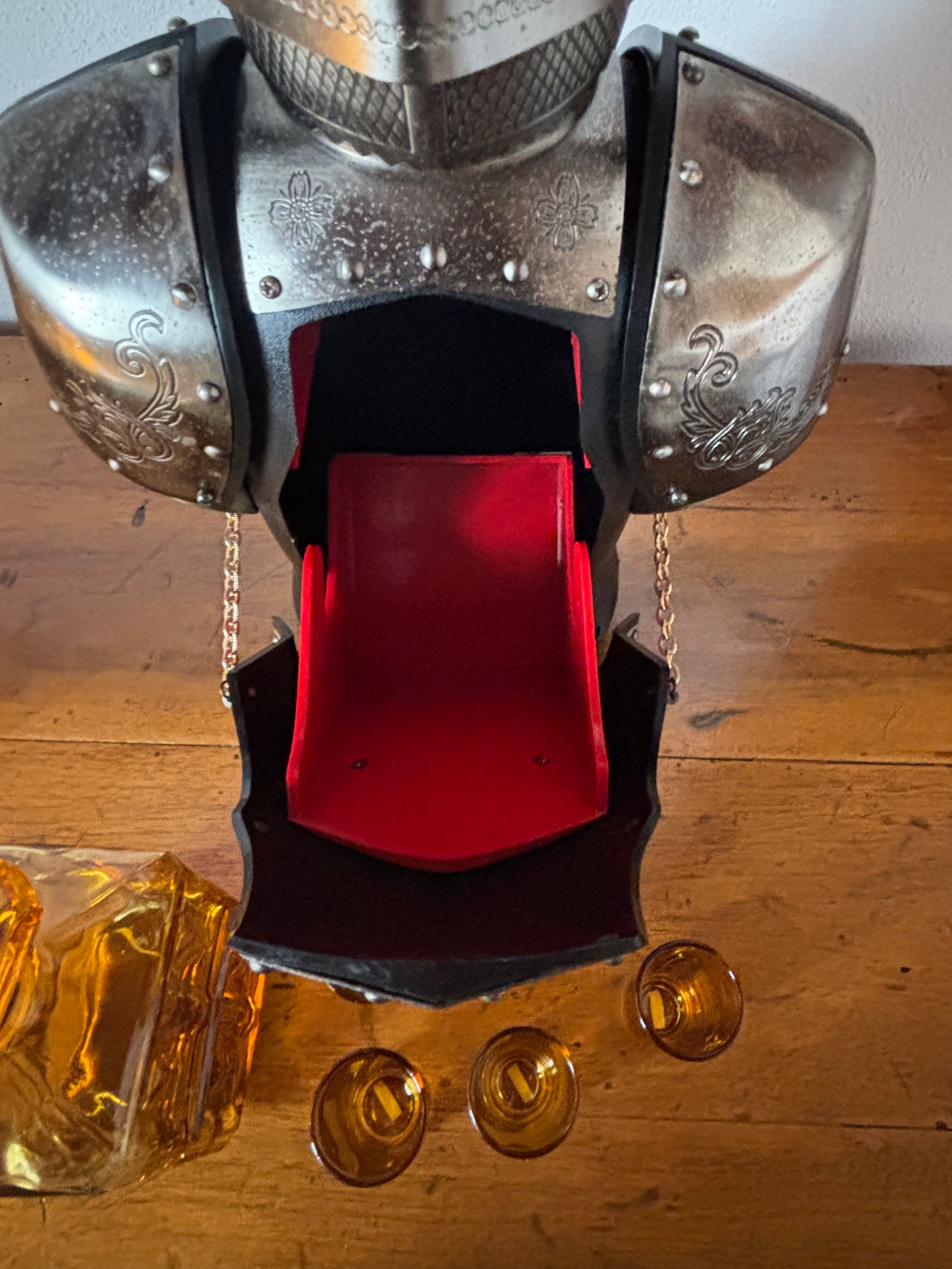 Armatura bar vintage con decanter e bicchieri