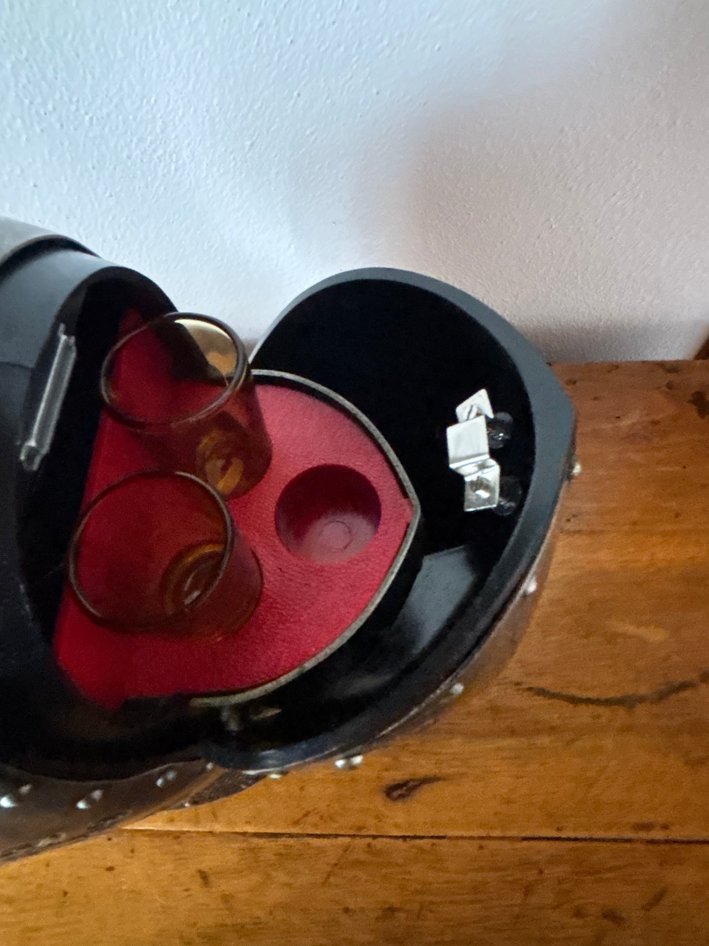 Armatura bar vintage con decanter e bicchieri