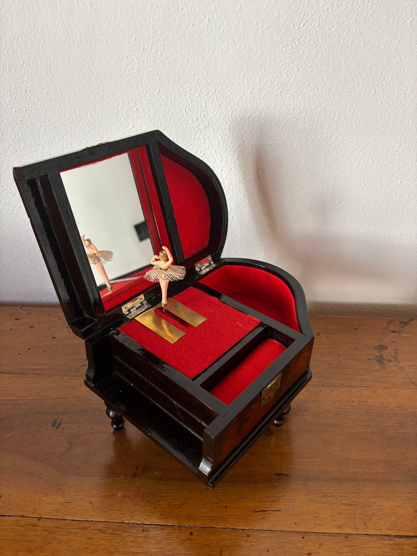 Carillon giapponese vintage a forma di pianoforte – Eleganza orientale e romanticismo d’epoca