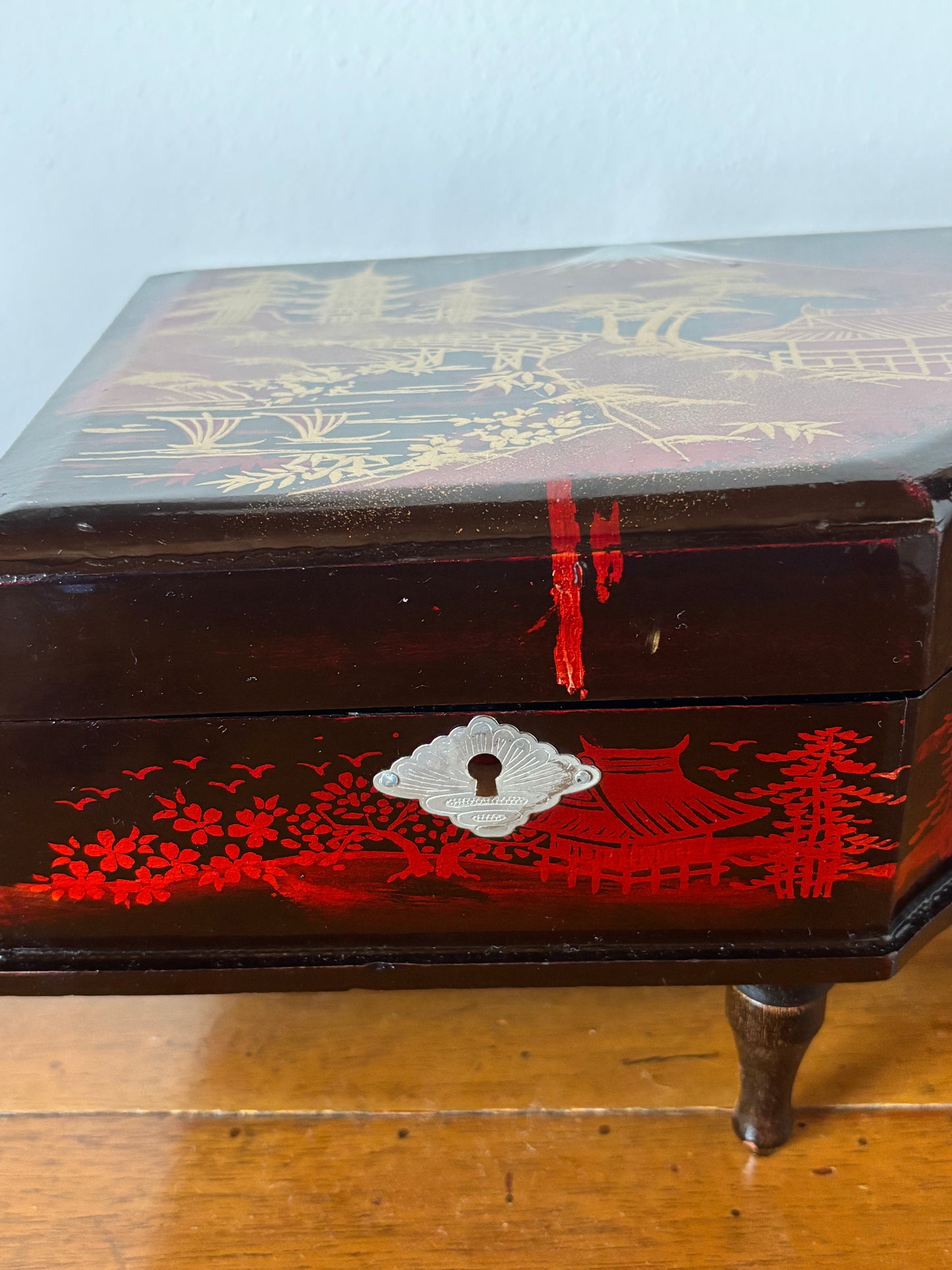 Carillon giapponese vintage a forma di pianoforte – Eleganza laccata e melodia senza tempo